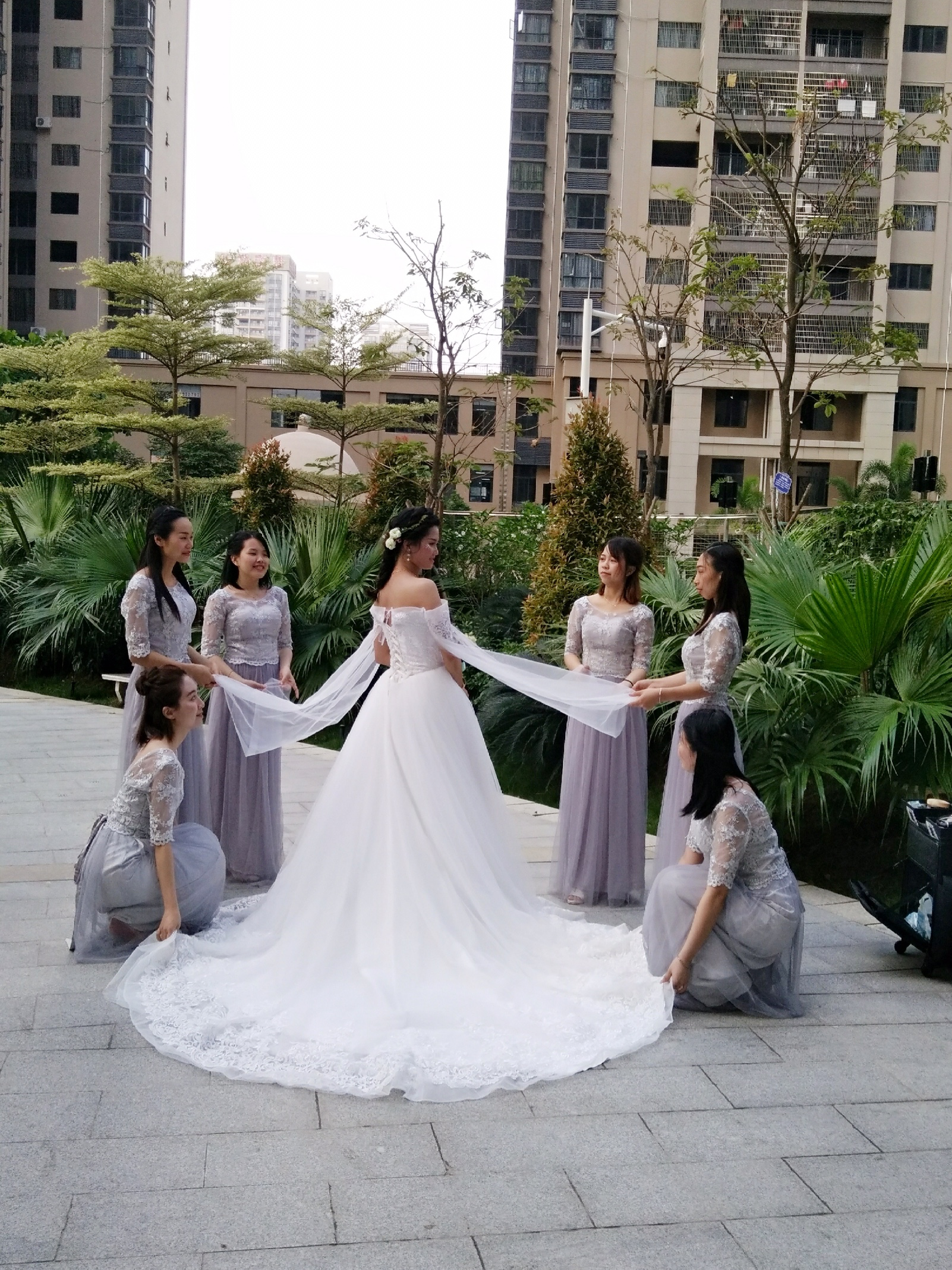 一字肩袖带长飘纱大长拖尾婚纱