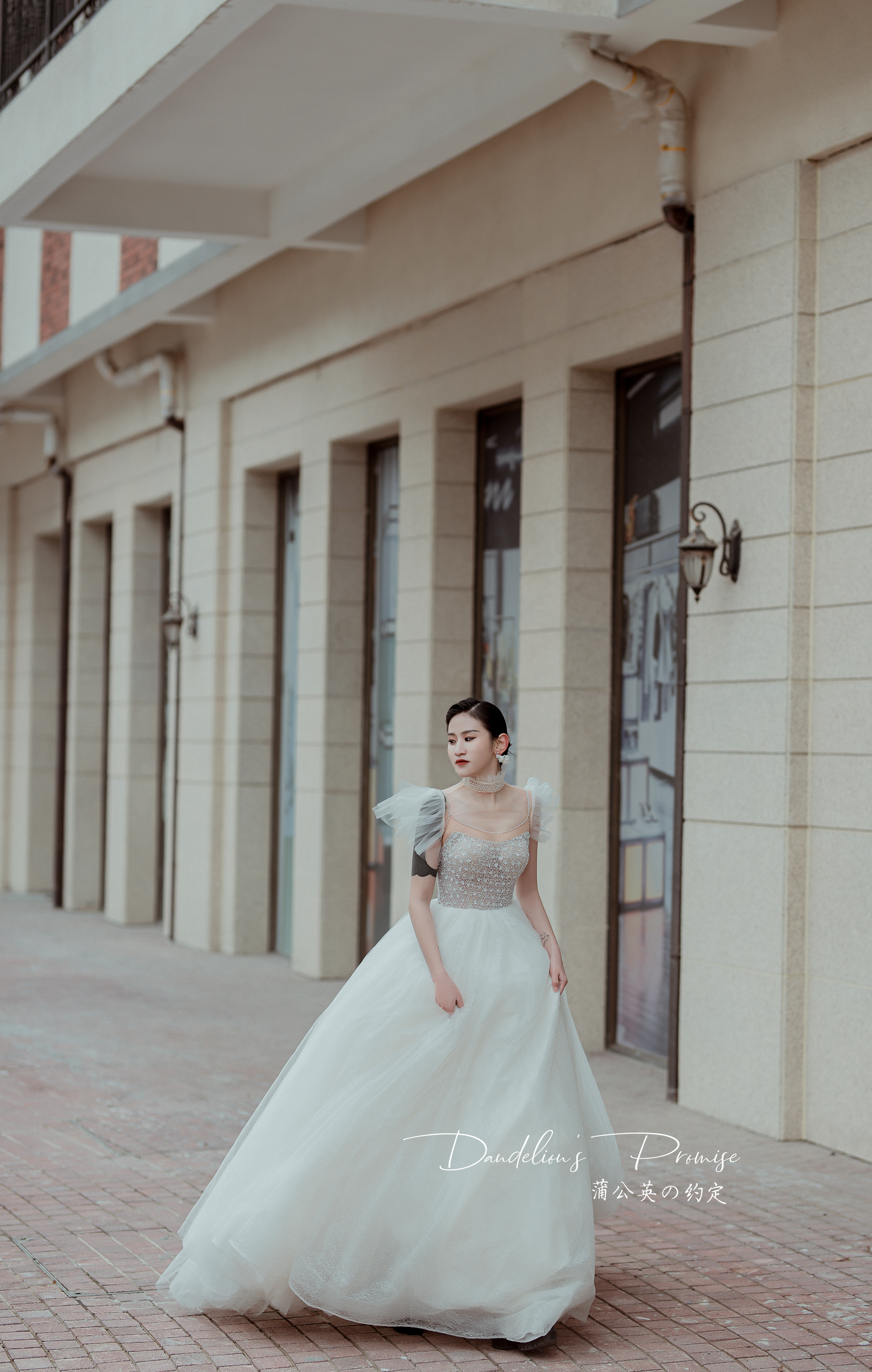 薄纱一字肩闪闪大拖尾，是公主的