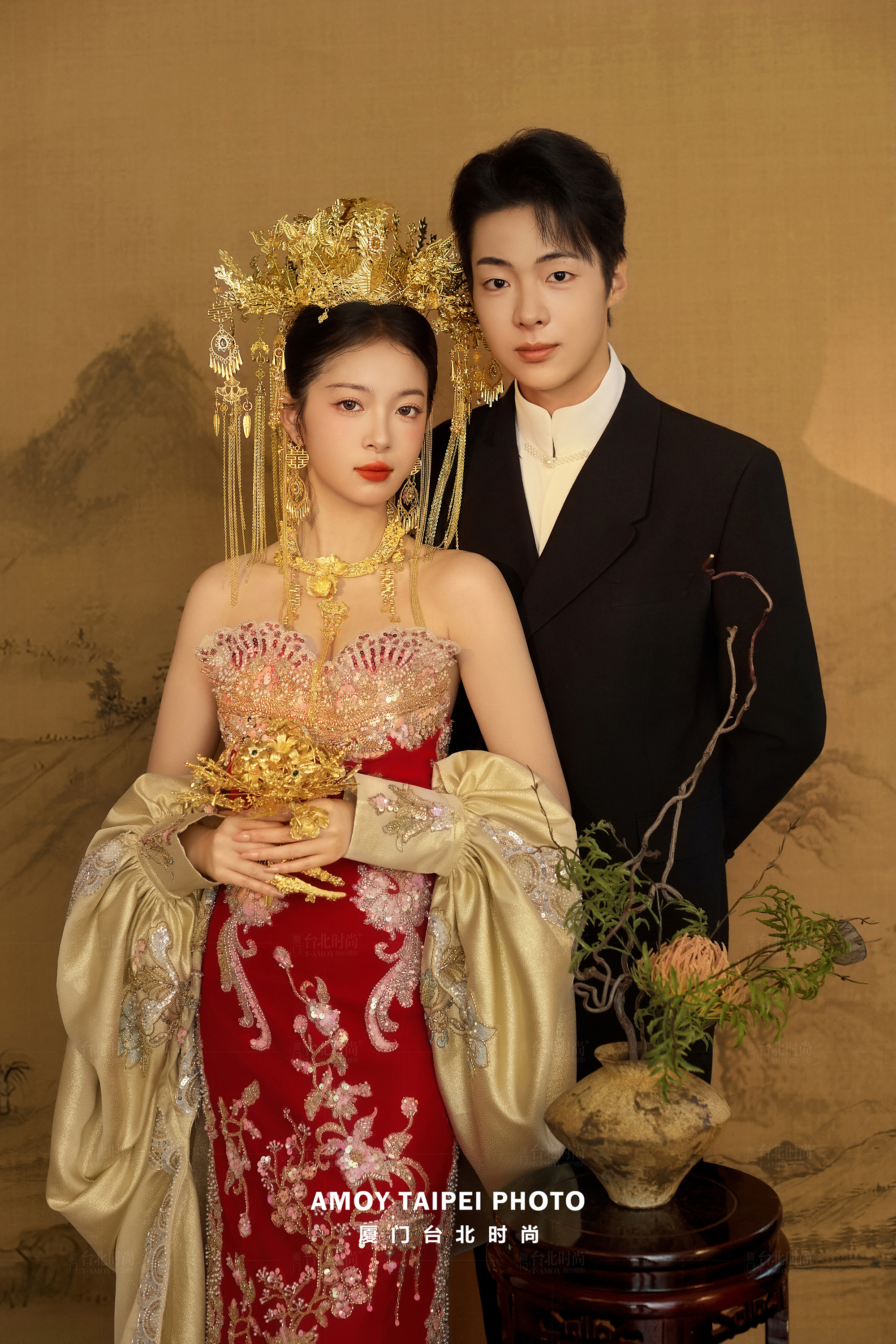 一眼就被这套黄金花冠新中式婚纱照的贵气圈粉