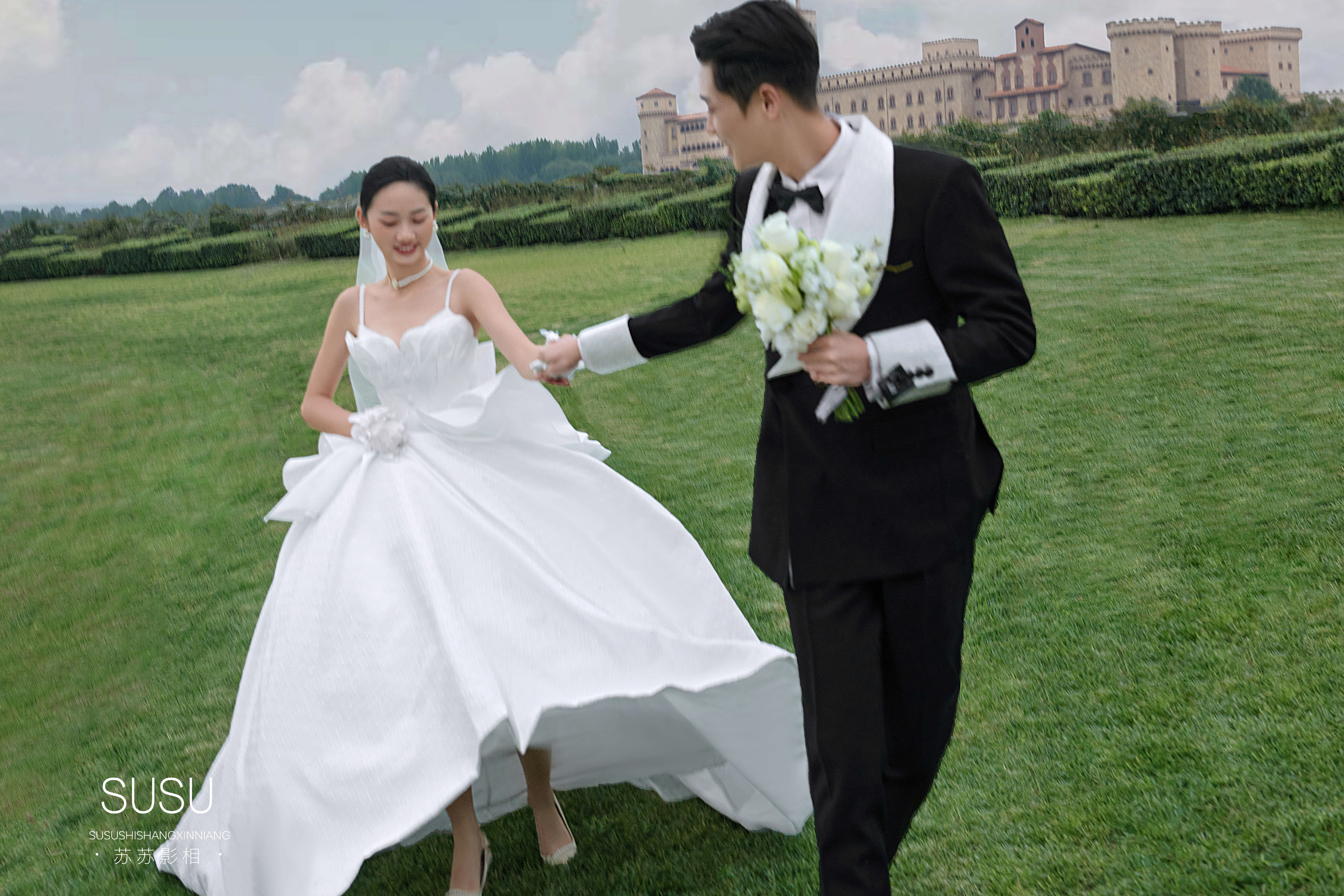 高级又耐看的室外草坪婚纱照