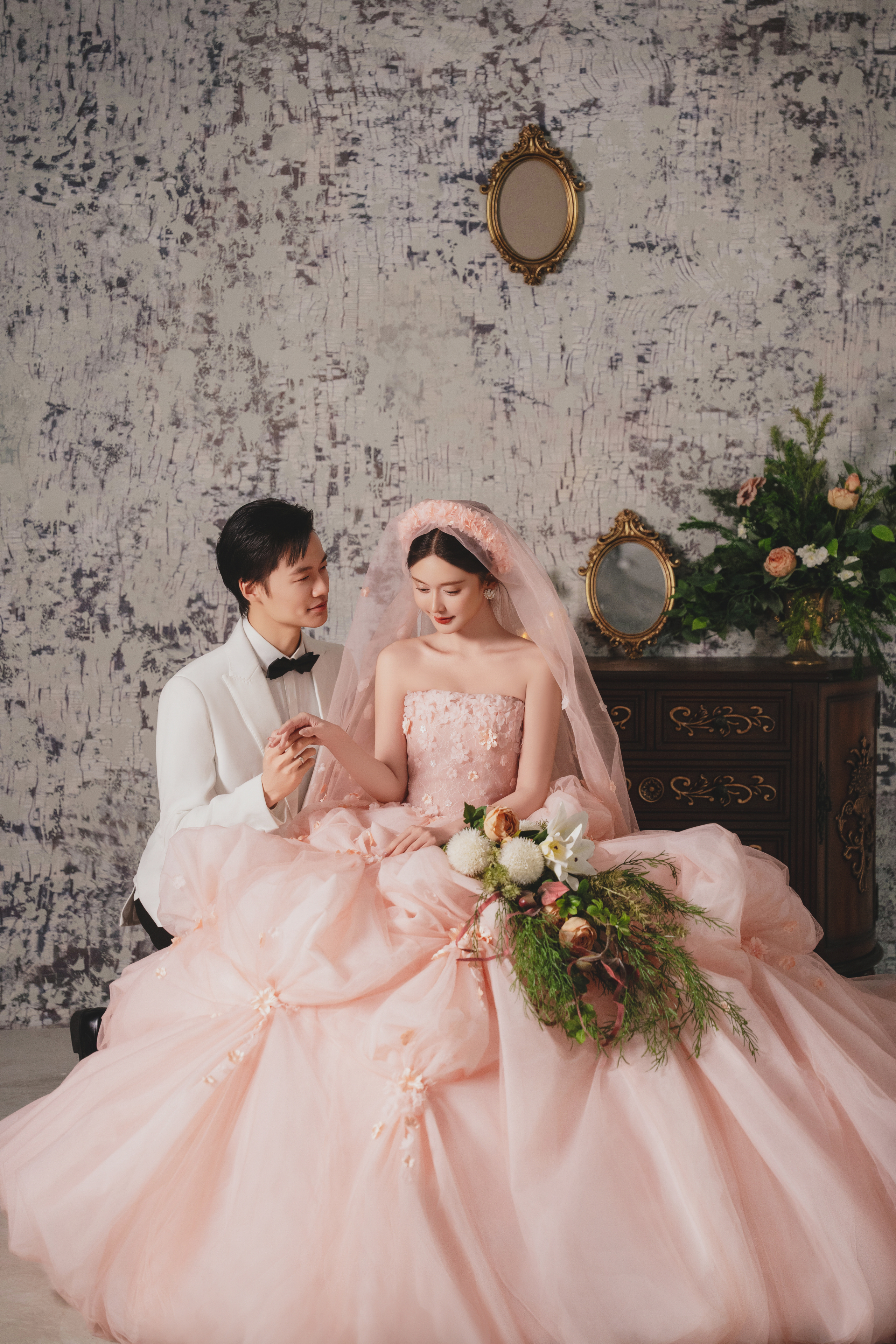 （结婚当天跟妆+结婚当天衣服+婚纱照）一价全包