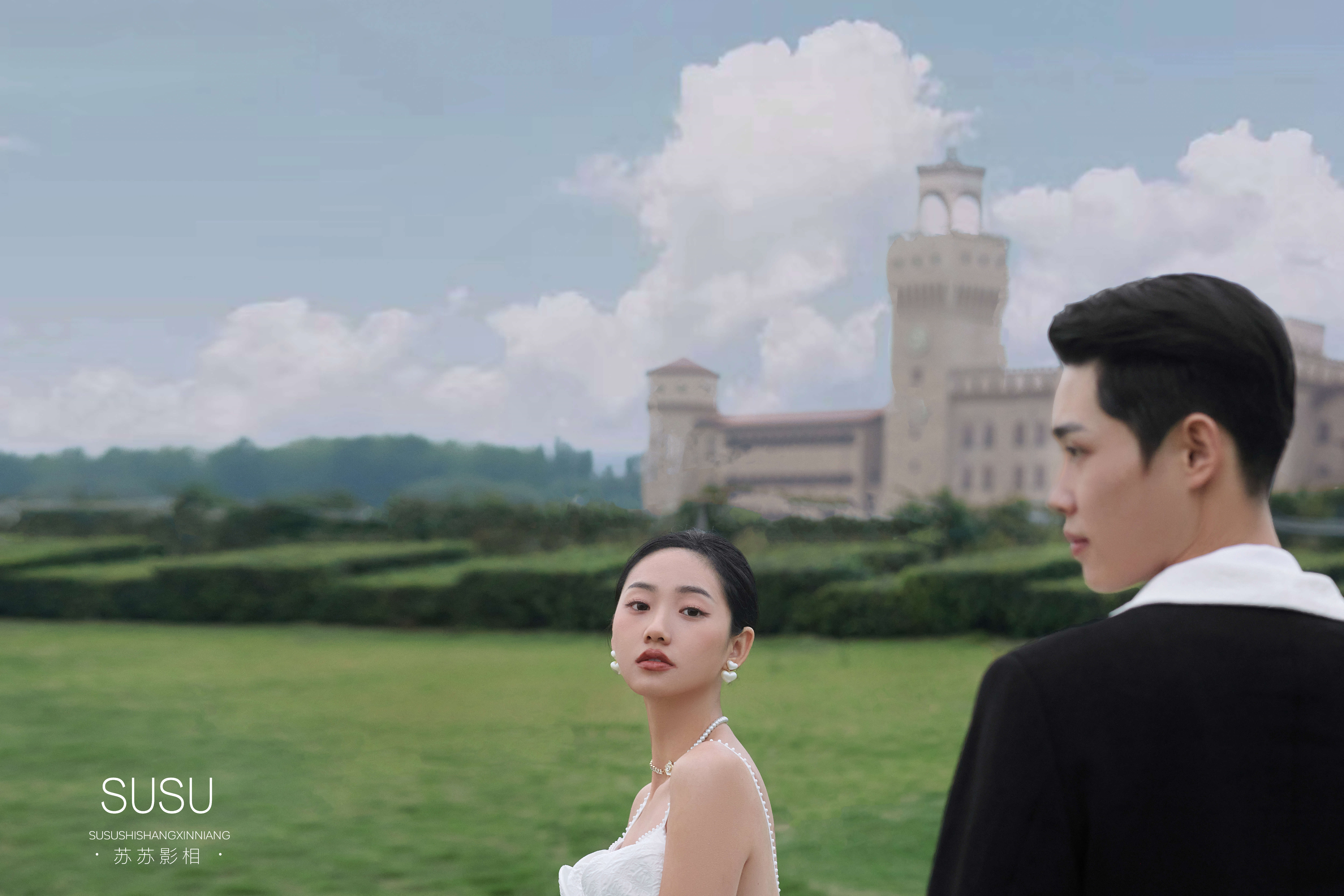 高级又耐看的室外草坪婚纱照