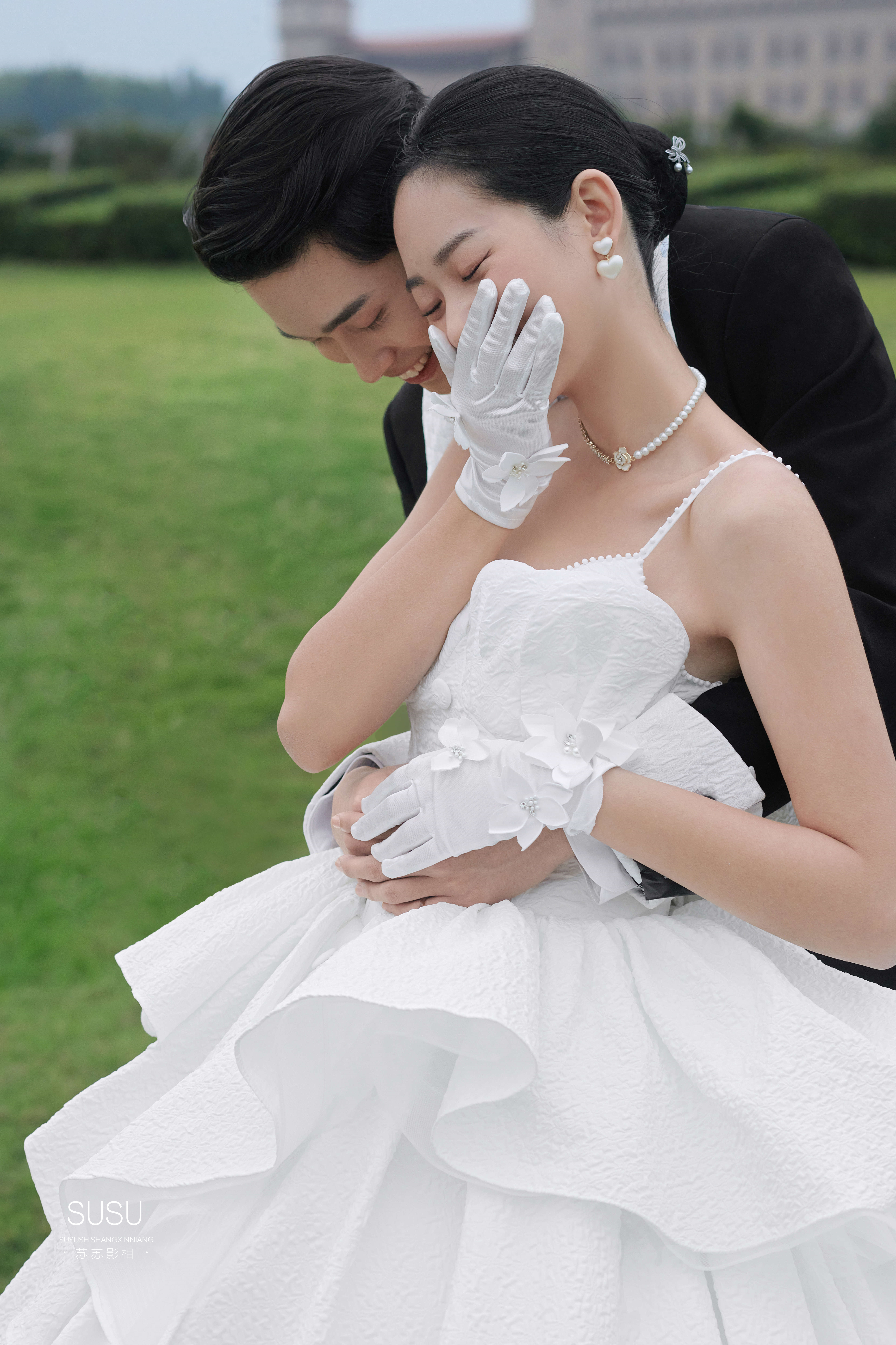 高级又耐看的室外草坪婚纱照