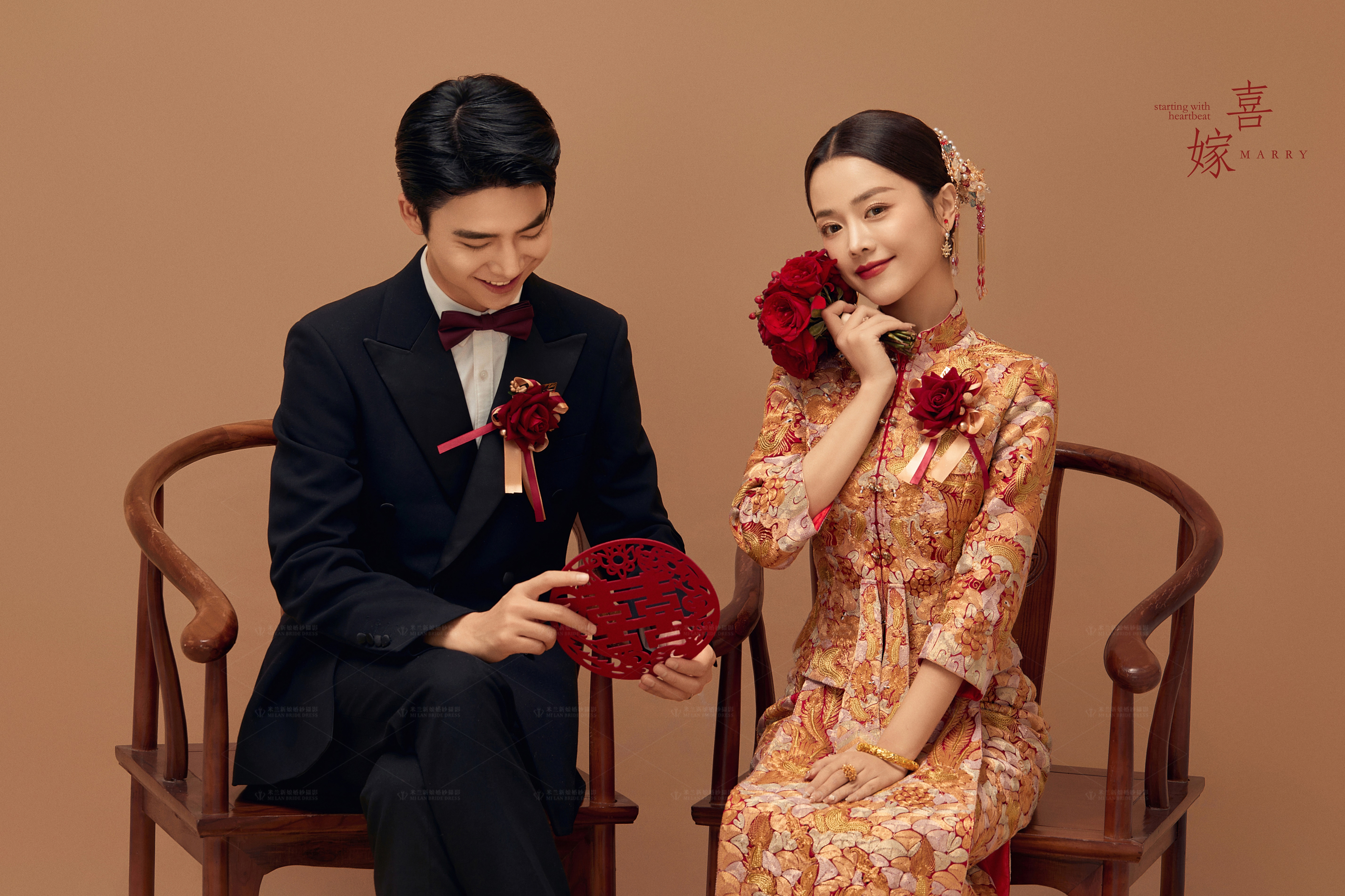 內(nèi)景紅底婚紗照加結(jié)婚證照