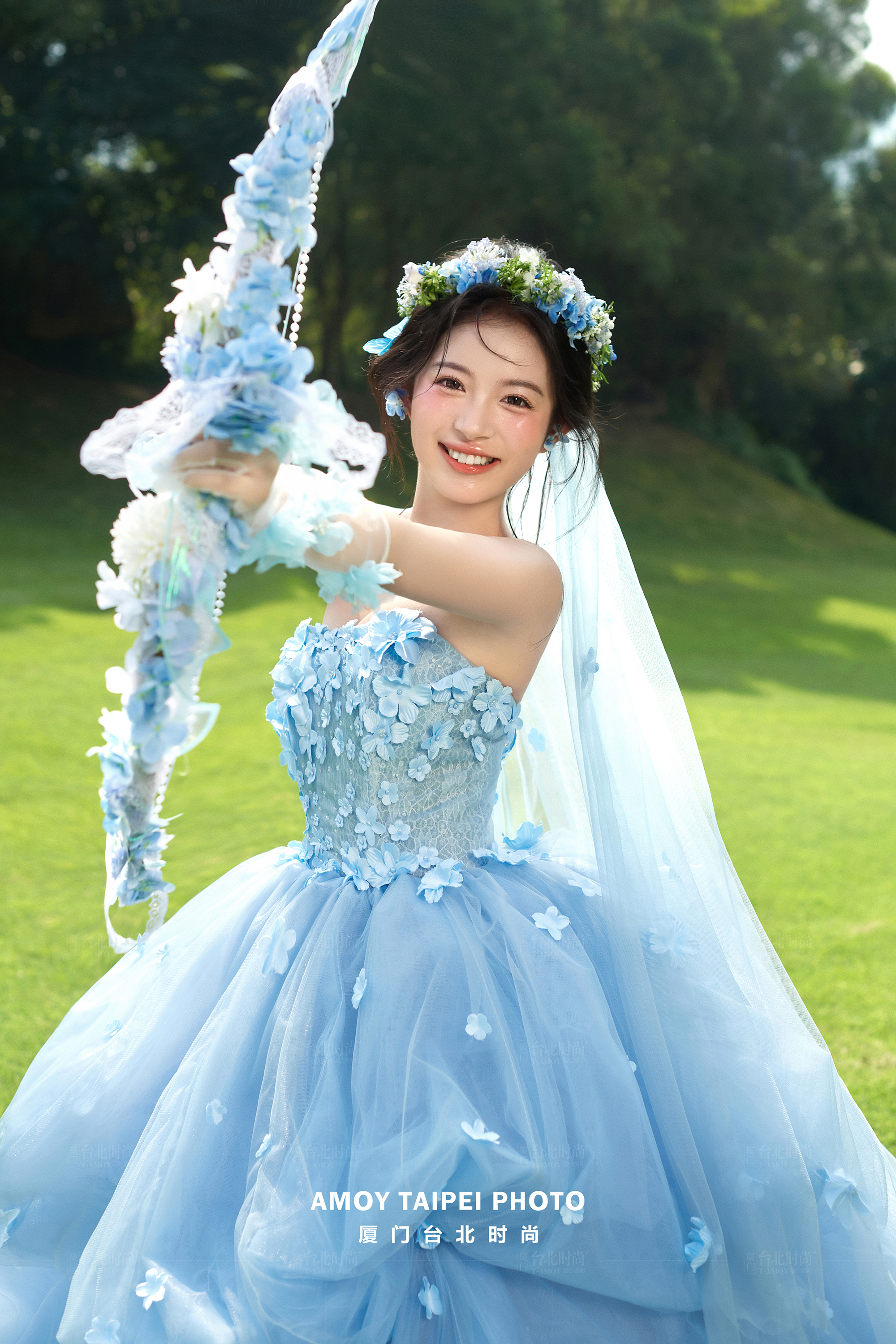 蓝色公主风草坪森系婚纱照美爆了