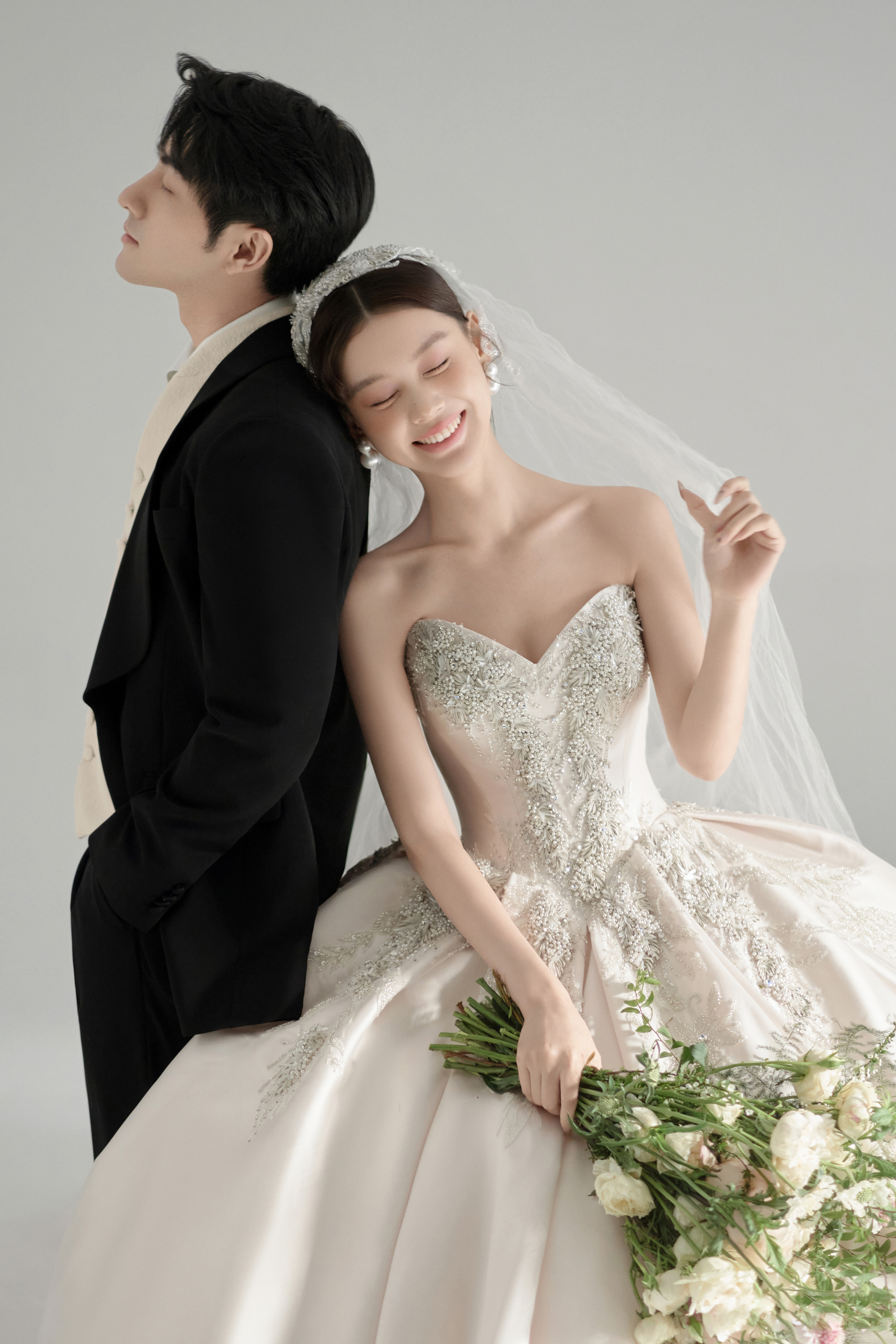 拍3888婚纱照：送婚礼当天跟妆师+秀和+礼服