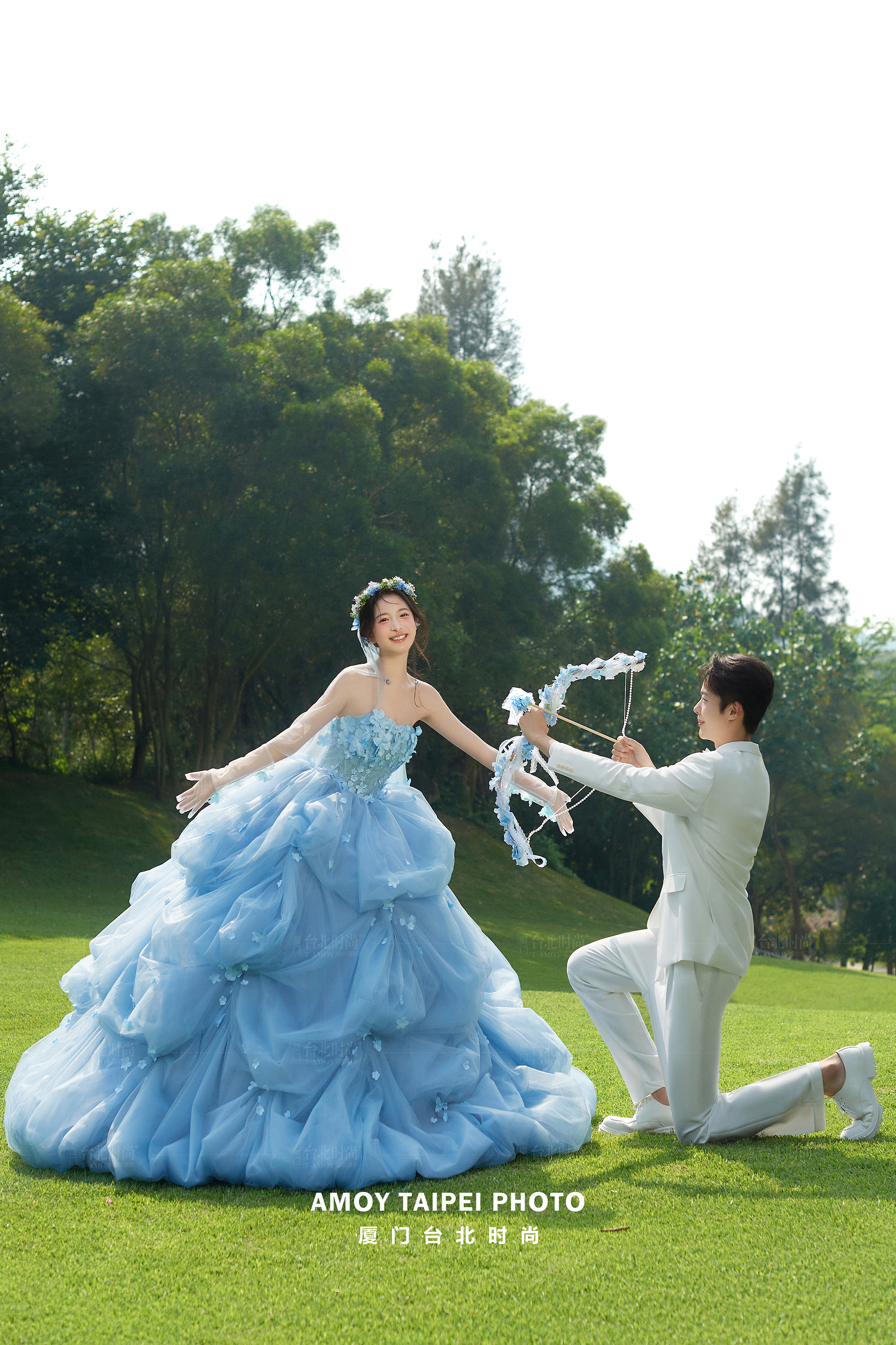 蓝色公主风草坪森系婚纱照美爆了