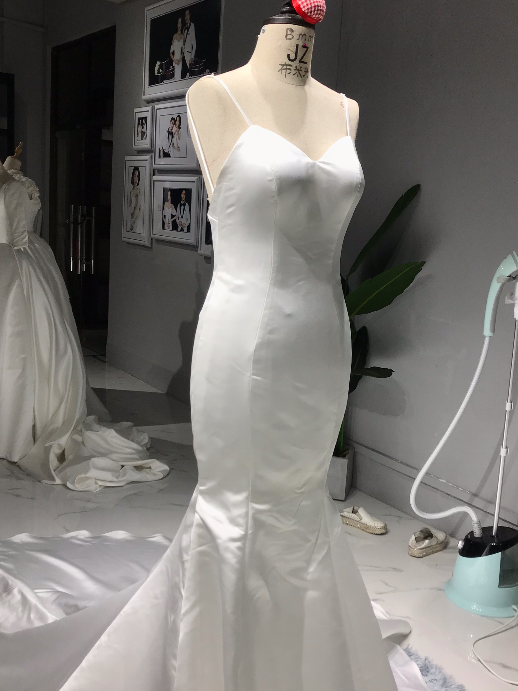 台湾纯缎深V领露背鱼尾长拖尾婚纱