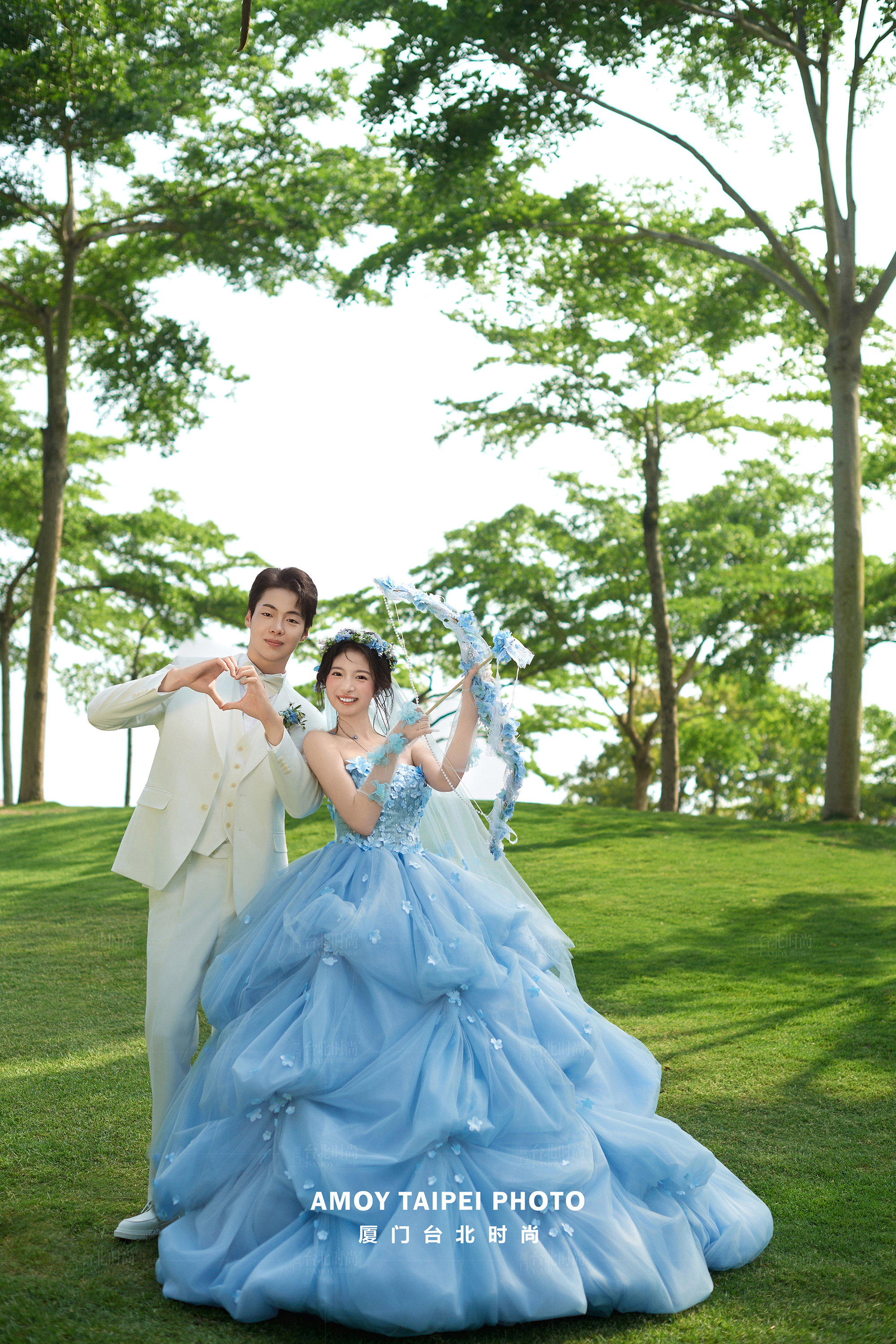 蓝色公主风草坪森系婚纱照美爆了