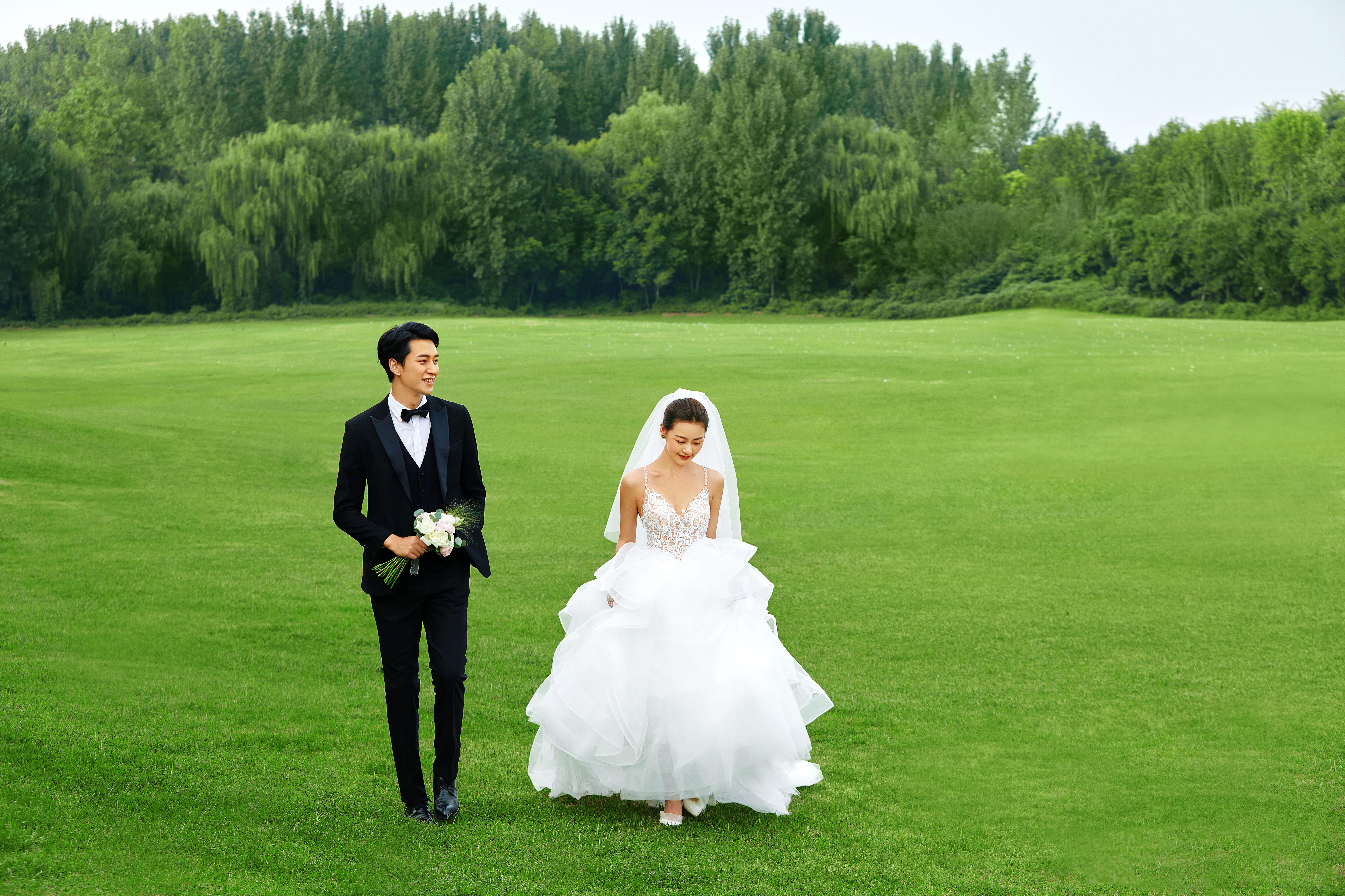 【7999】 婚纱照+跟妆+跟拍+礼服