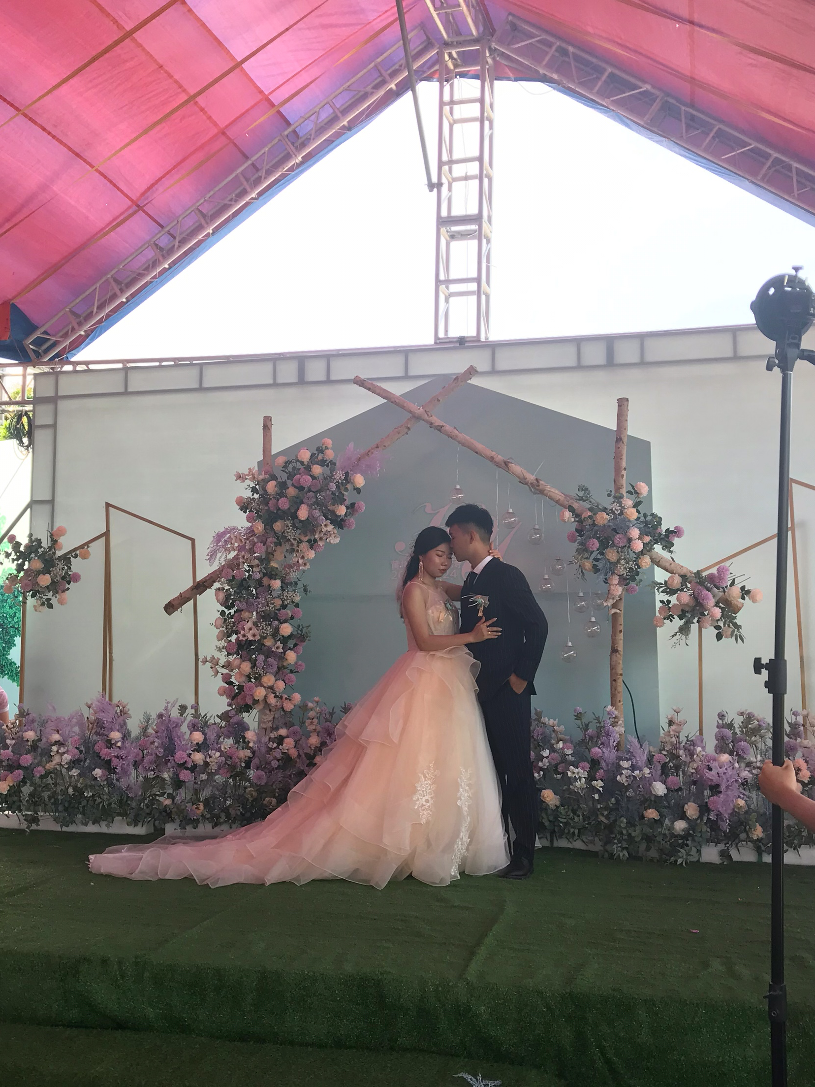 香槟色插肩多皱纱多层折叠拖尾婚纱+条纹双排扣夏装