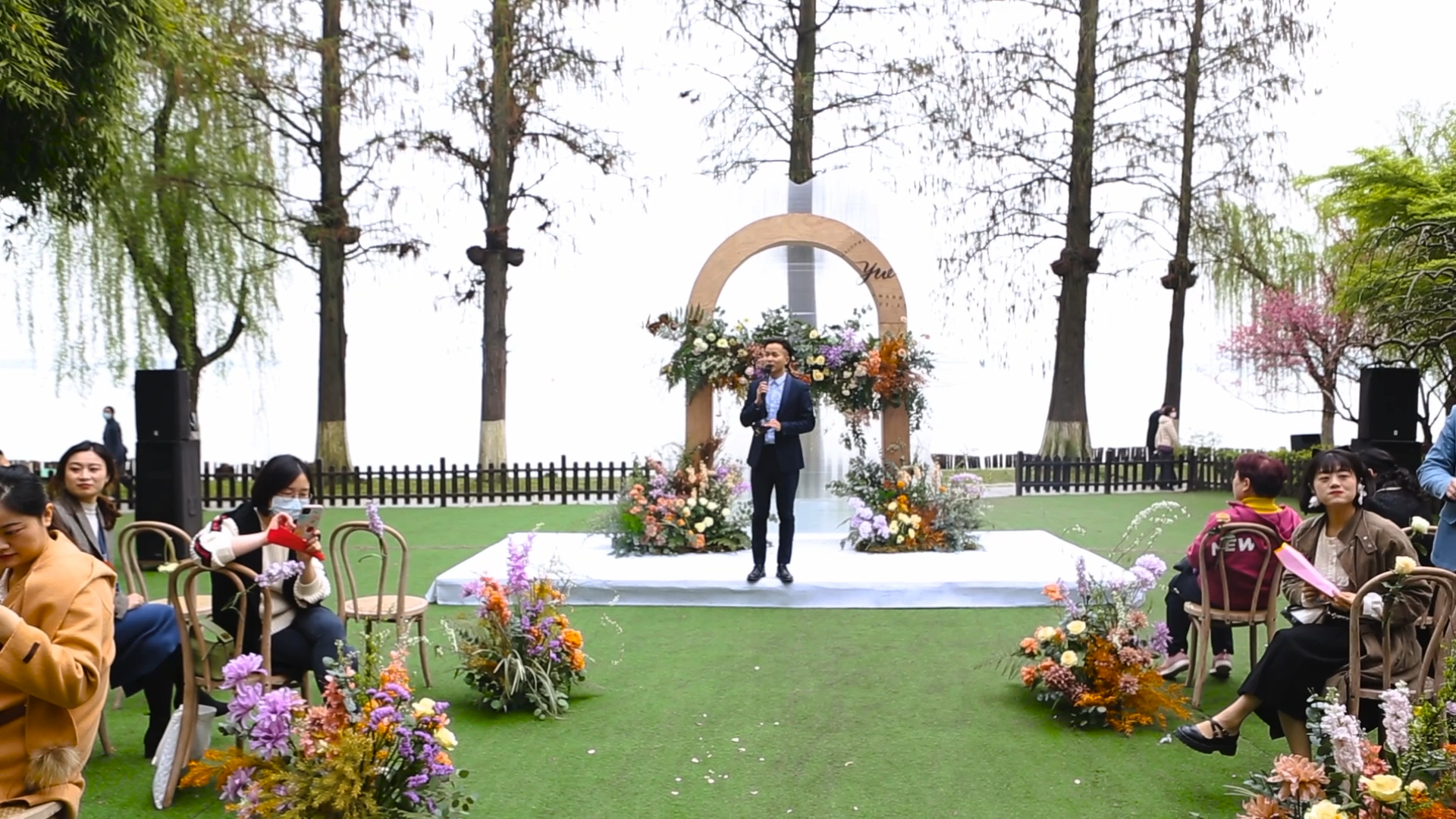 轻松、互动户外婚礼