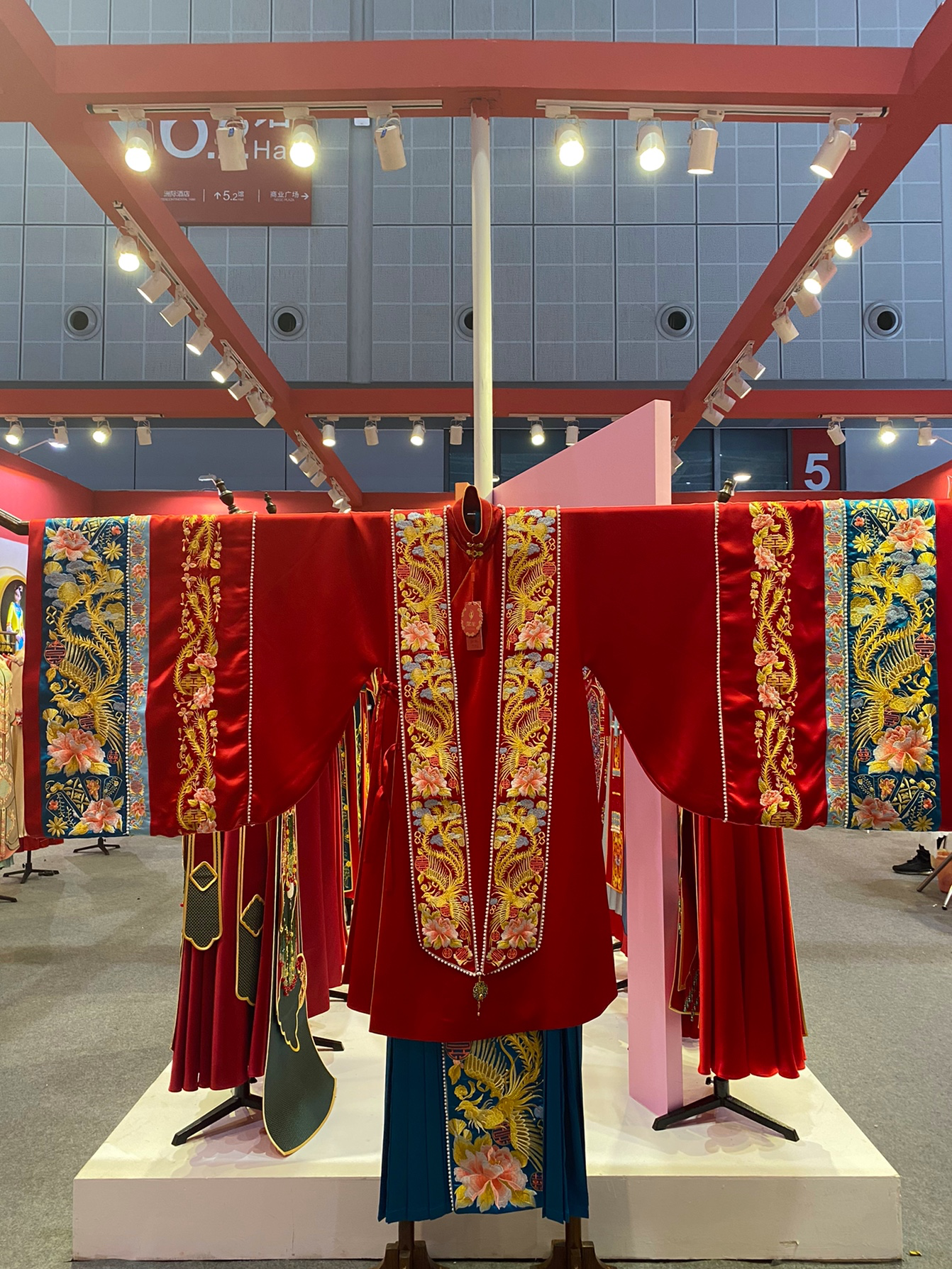 高品質(zhì)緞面刺繡珍珠款男女漢服