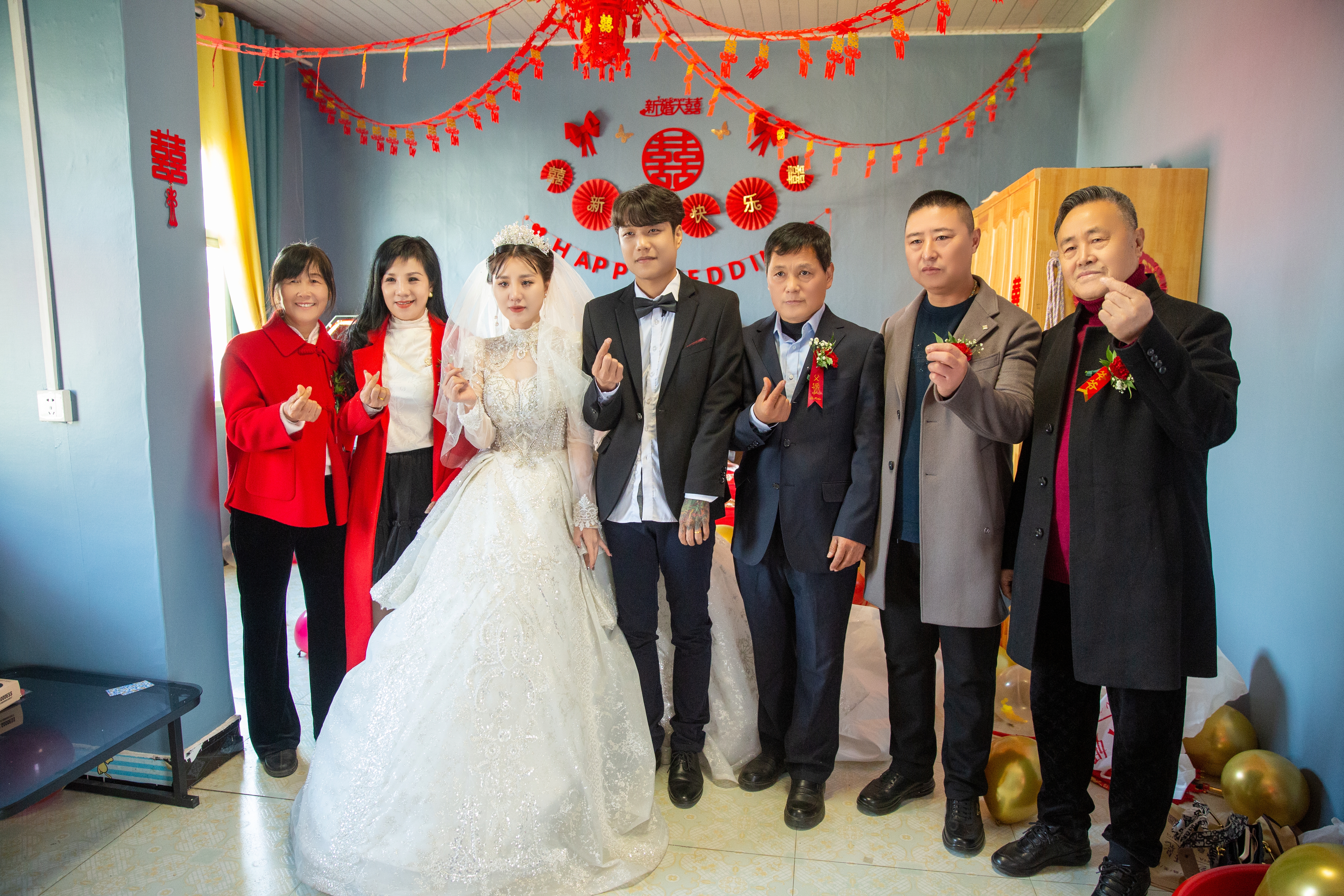齐地婚纱秀禾晚礼服跟妆（赠送新郎一套服装）
