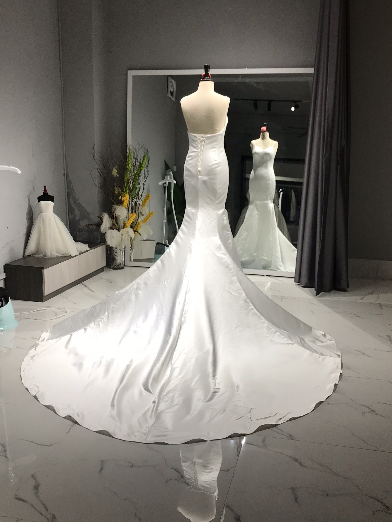 台湾纯缎深V领露背鱼尾长拖尾婚纱