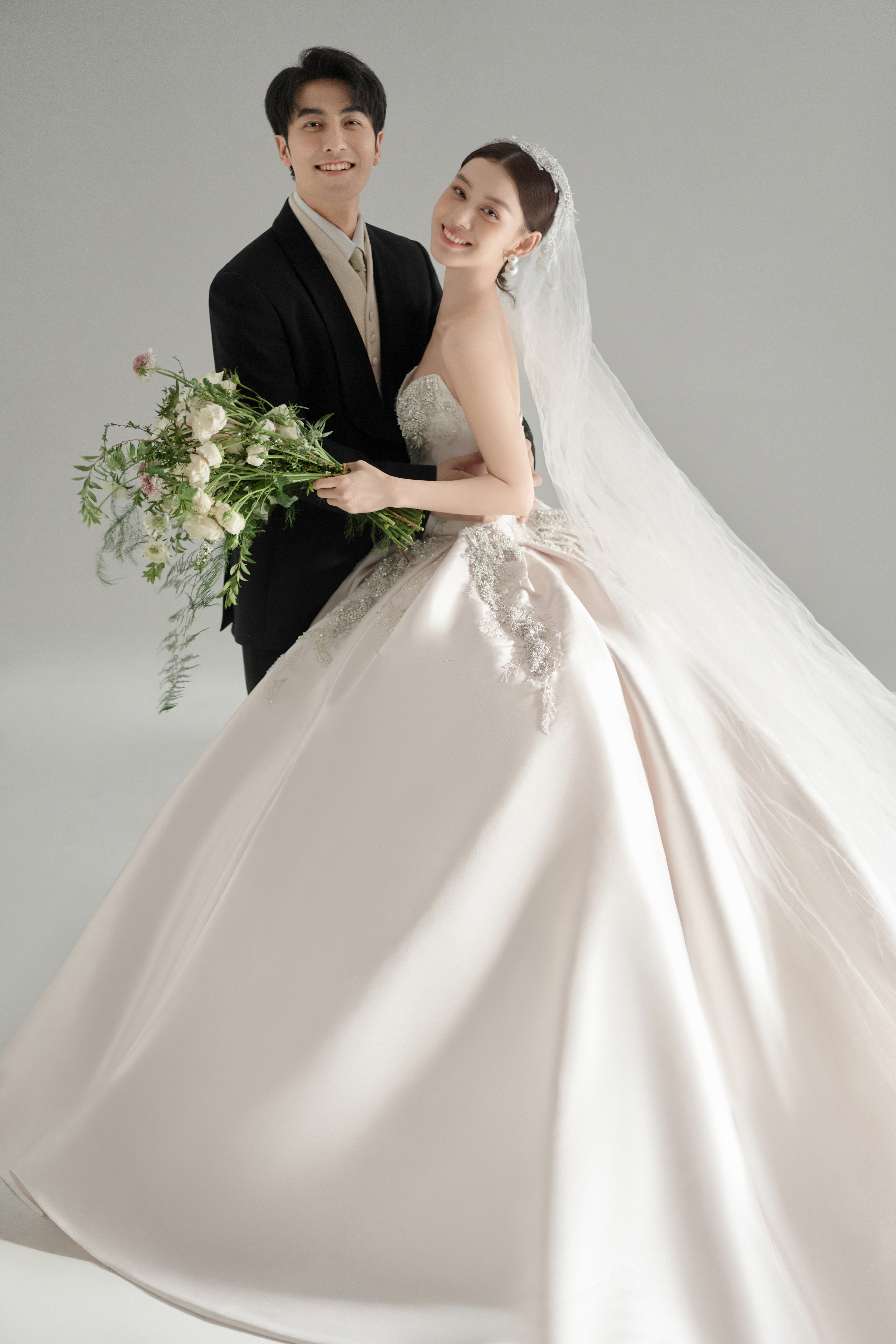 拍3888婚纱照：送婚礼当天跟妆师+秀和+礼服