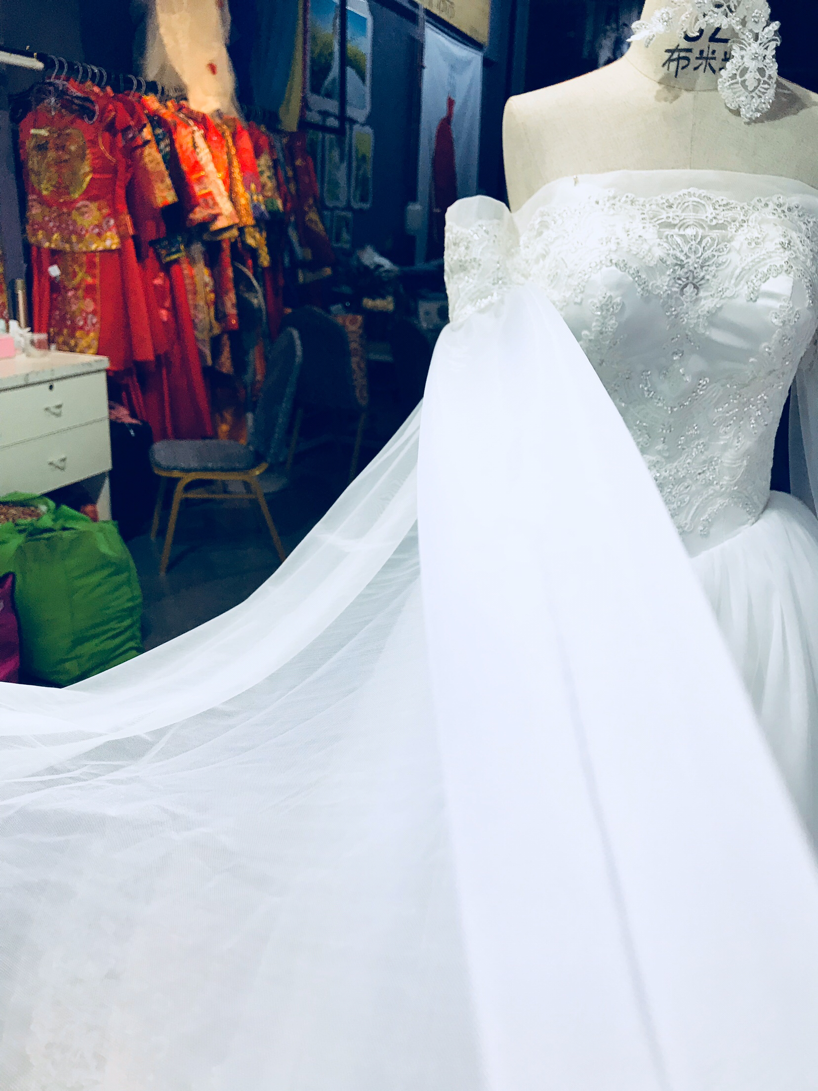 一字肩袖带长飘纱大长拖尾婚纱