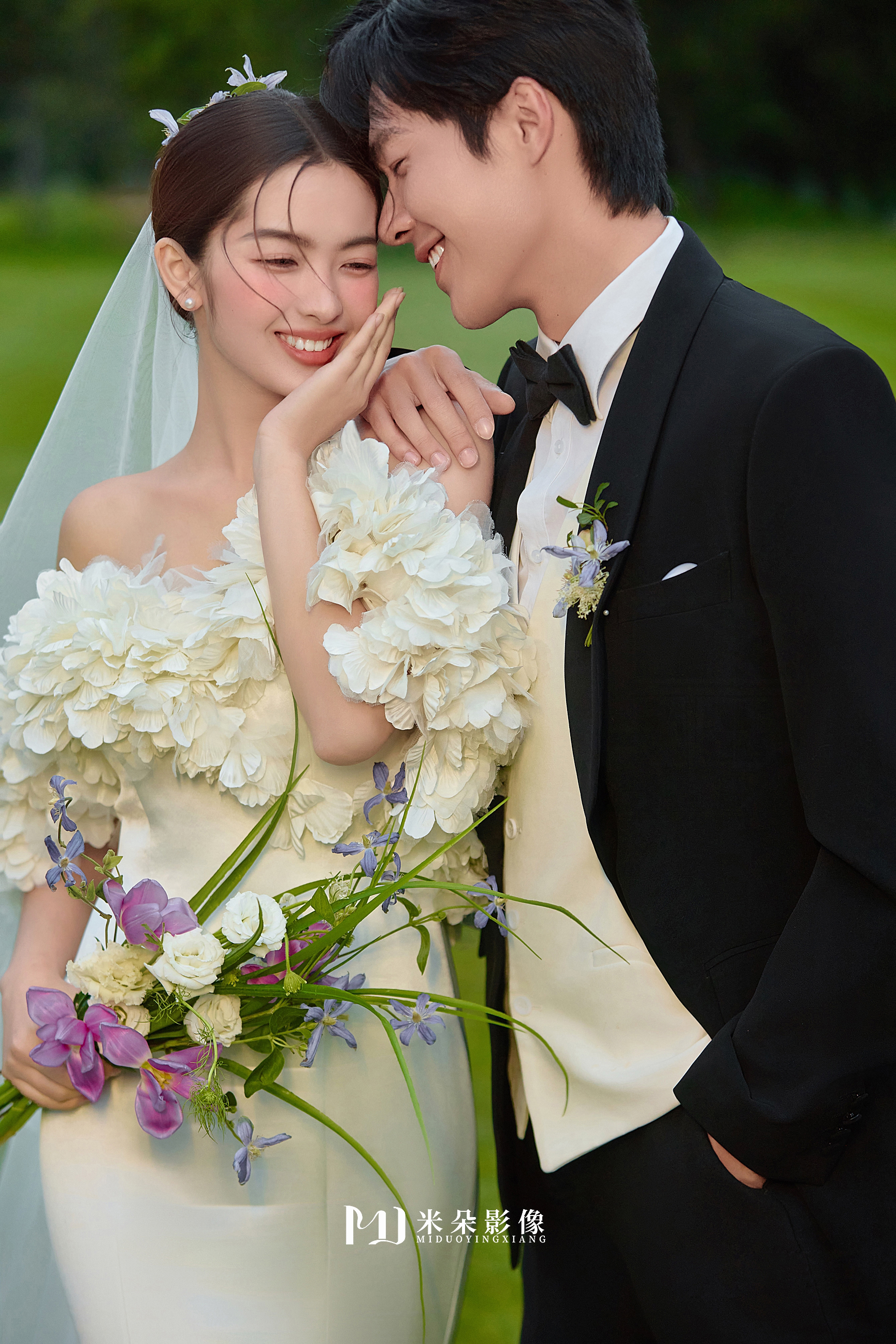 内景红底婚纱照加结婚证照