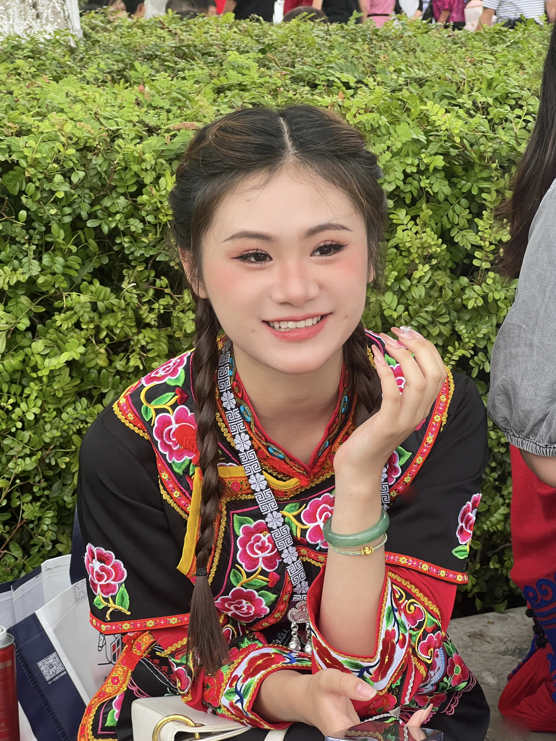 俏皮的彝族小姐姐