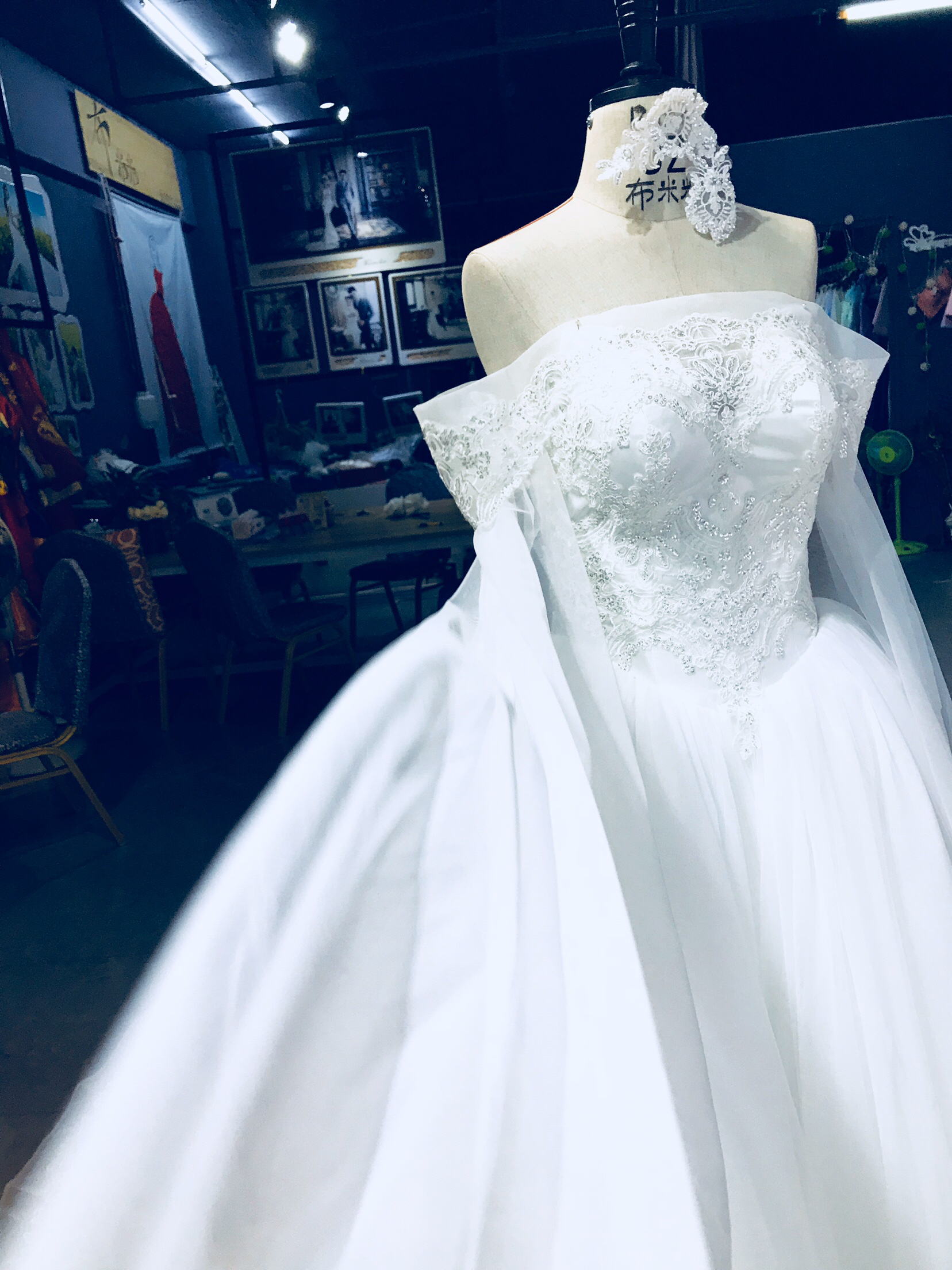 一字肩袖带长飘纱大长拖尾婚纱