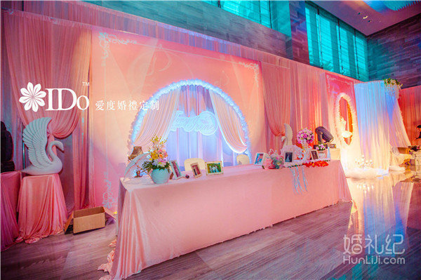 温馨浪漫粉红色西式主题婚礼“天鹅梦”