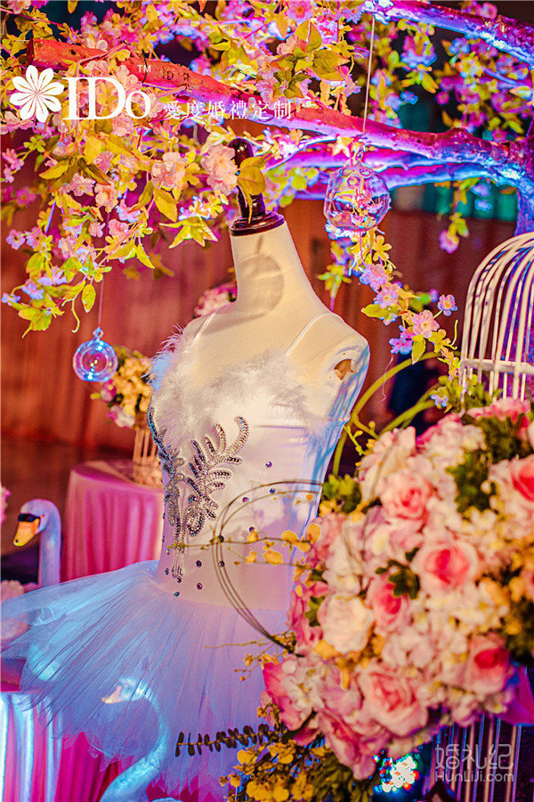 温馨浪漫粉红色西式主题婚礼“天鹅梦”