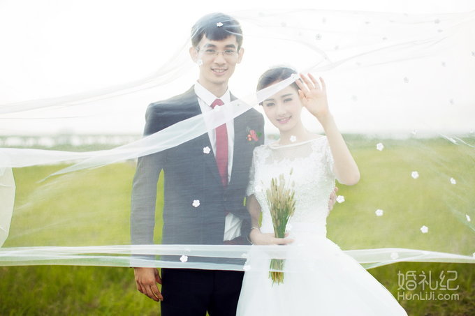 幸福影社客片欣赏——草地小清新创意欧式婚纱照