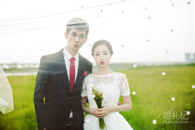 幸福影社客片欣赏——草地小清新创意欧式婚纱照