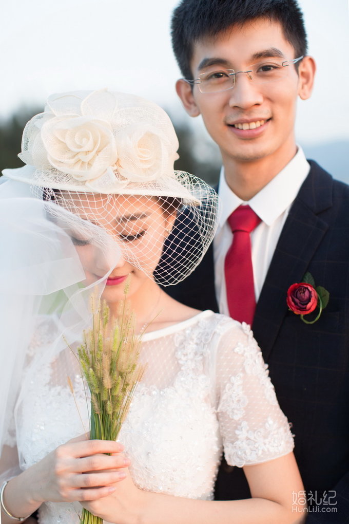 幸福影社客片欣赏——草地小清新创意欧式婚纱照