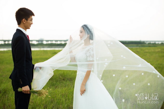 幸福影社客片欣赏——草地小清新创意欧式婚纱照