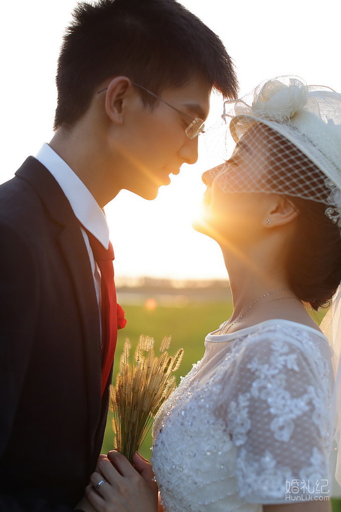 幸福影社客片欣赏——草地小清新创意欧式婚纱照