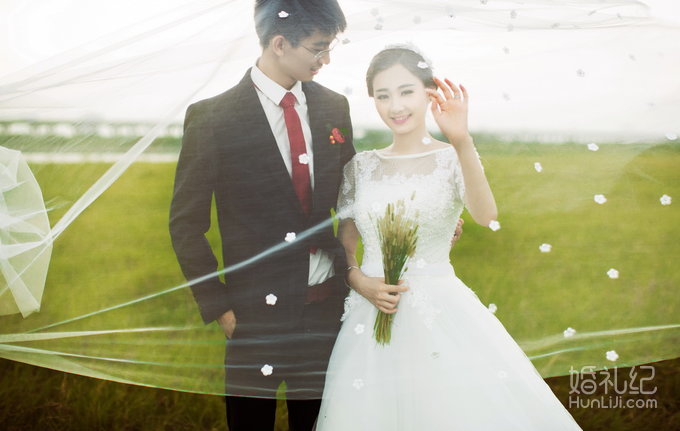 幸福影社客片欣赏——草地小清新创意欧式婚纱照