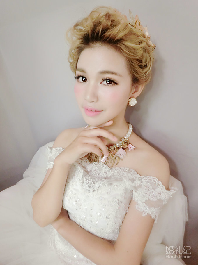 金艳女王～精致深邃迷人的眼妆不容错过～桃粉色口红却又增添一丝可爱