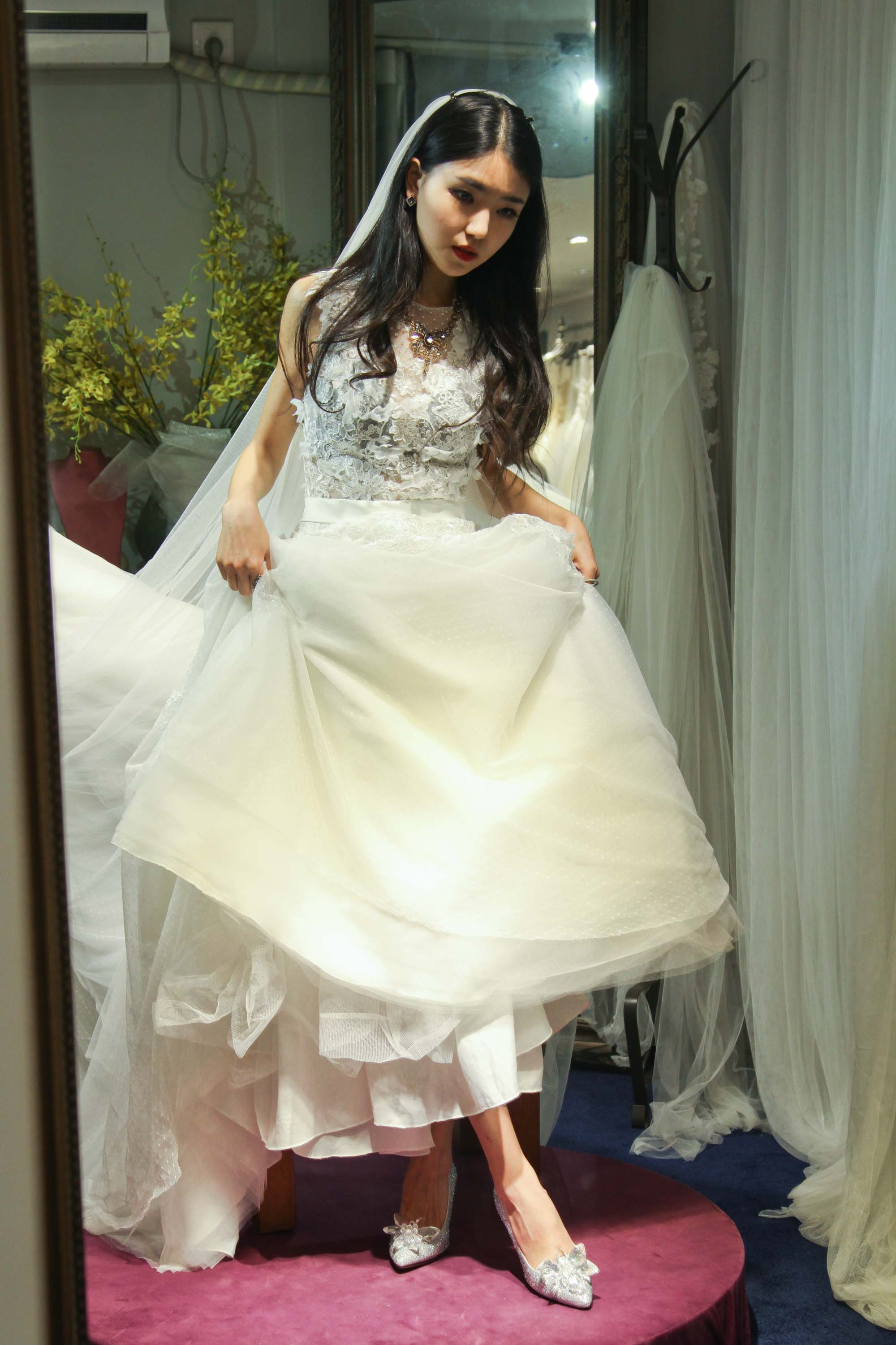 新娘鞋和婚纱_新娘婚纱图片(2)