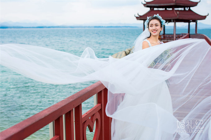 三亚麦田婚纱_三亚婚纱摄影