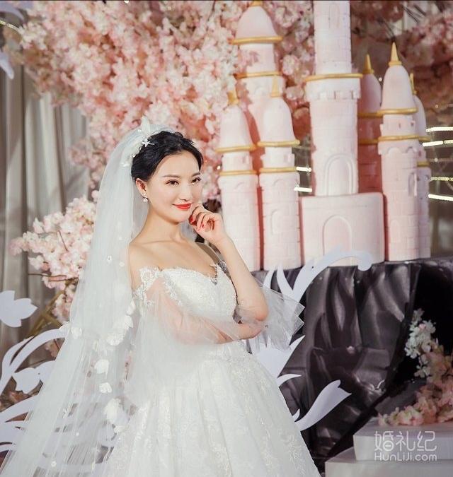 华丽婚纱套装_史上最漂亮婚纱华丽(3)