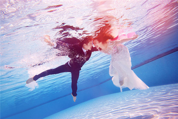拍水下婚纱照怎么睁眼 七个技巧教你拍好水下婚纱照