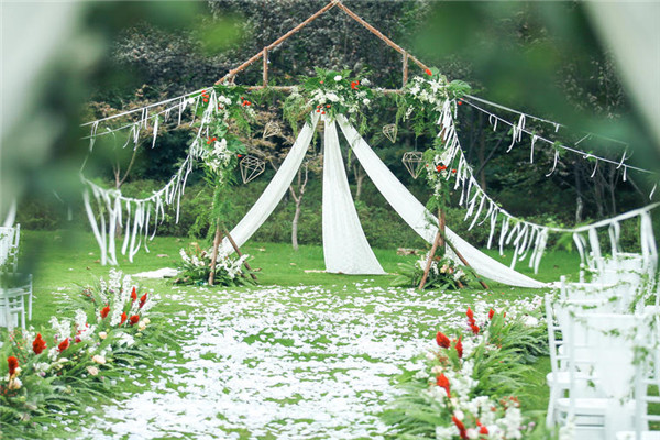 举办个草坪婚礼贵吗 2018草坪婚礼多少钱