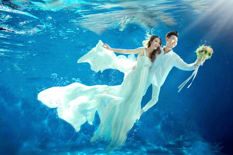 水下婚纱照怎么拍？水下拍婚纱照技巧助你拍出最佳效果