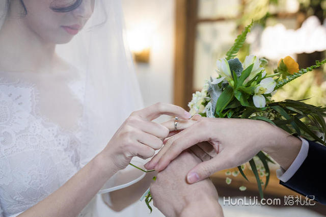 4,《black mascara》 5,《noting on you》 6,《backatone》 7