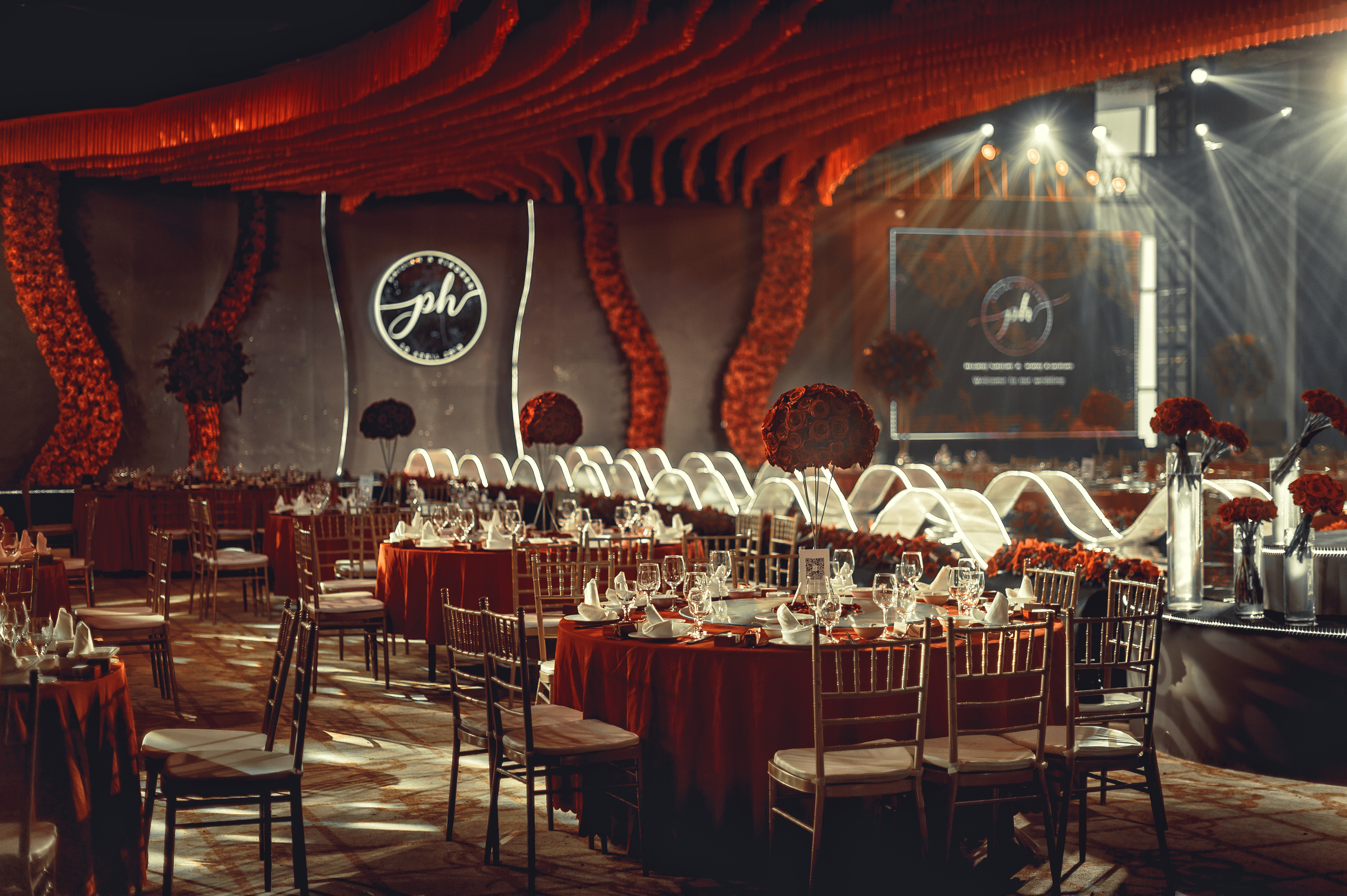 图文详情 红黑与金的平衡配色 协调的灯光