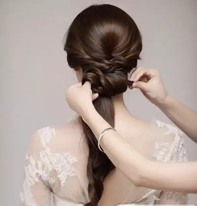 新娘发型简单大方步骤图解【婚礼纪】