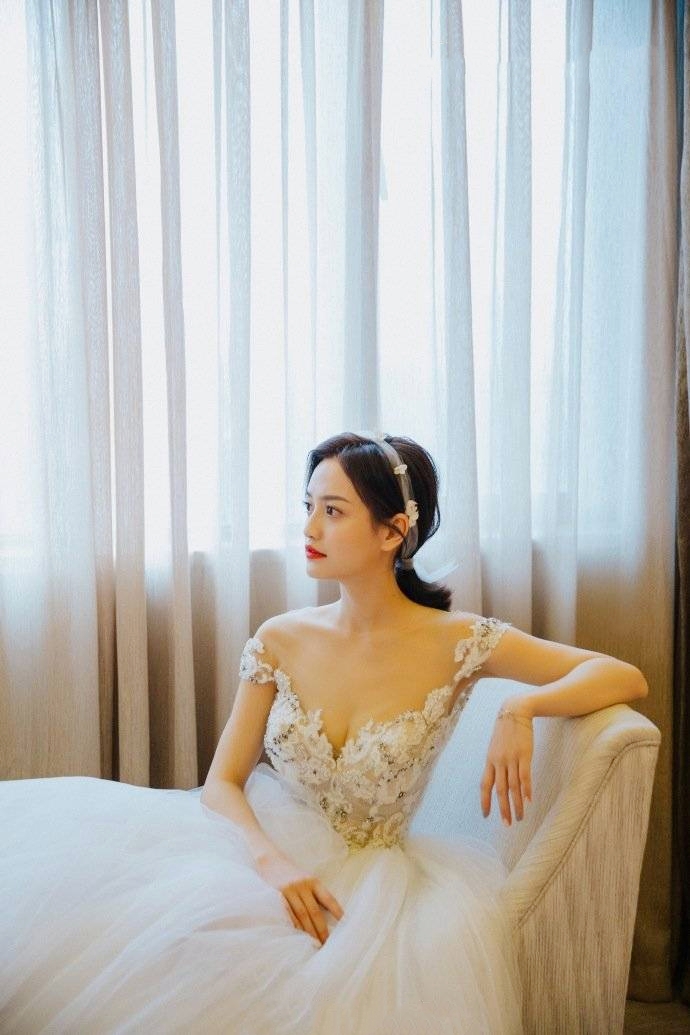 全程跟妆+三组妆面+三组造型+敬酒服一件