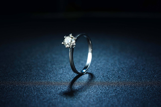 男生求婚戒指是偷著買嗎