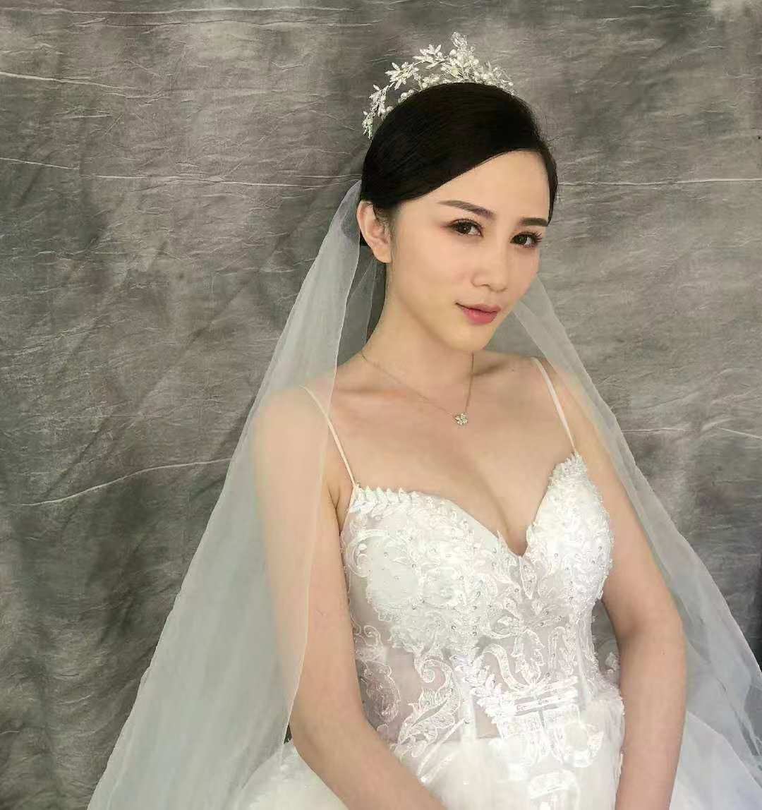 【YOLI 】高级化妆师3套新娘造型赠送新娘礼服