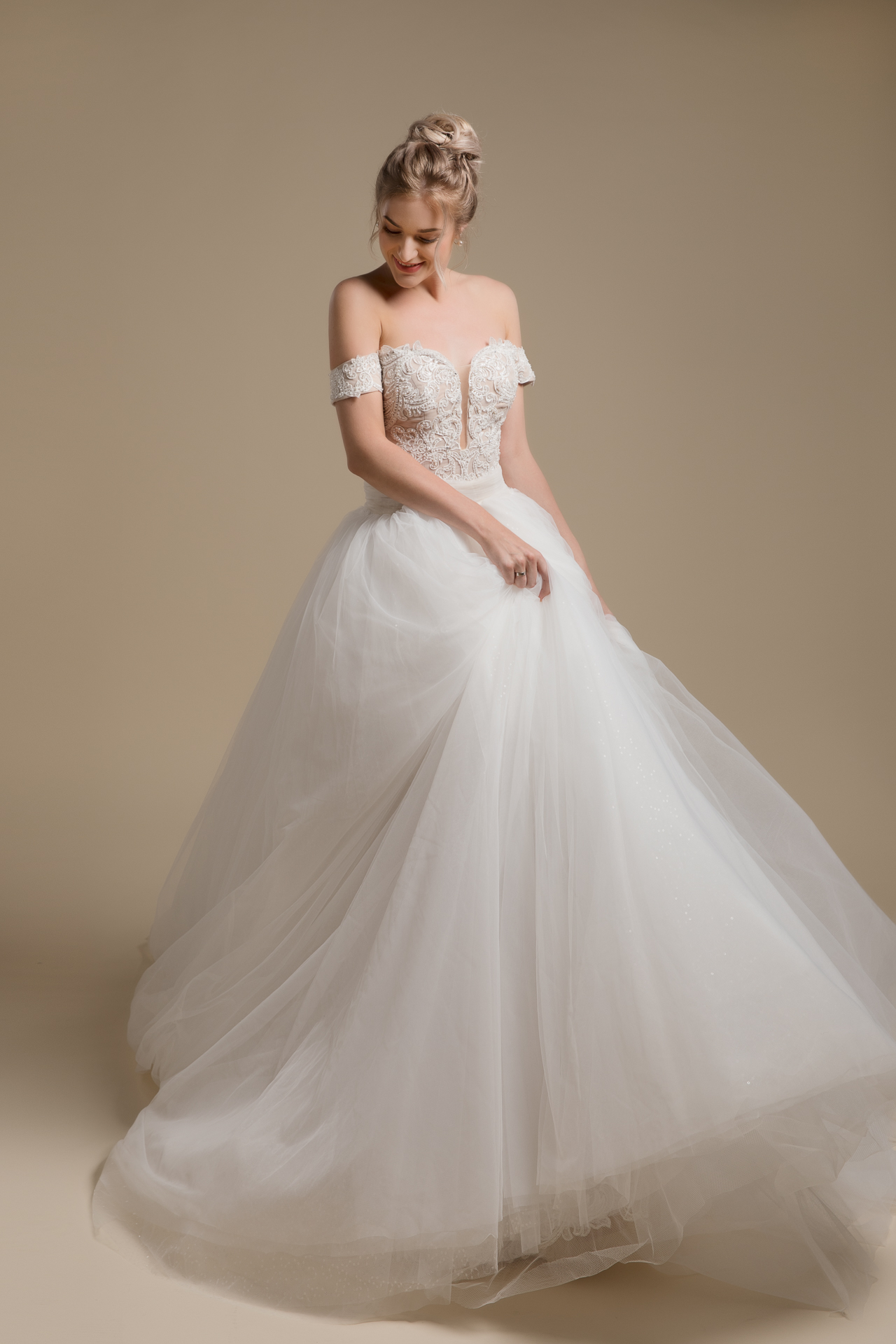 【超值租赁】19年新品简约时尚一字肩鱼尾拖尾纱