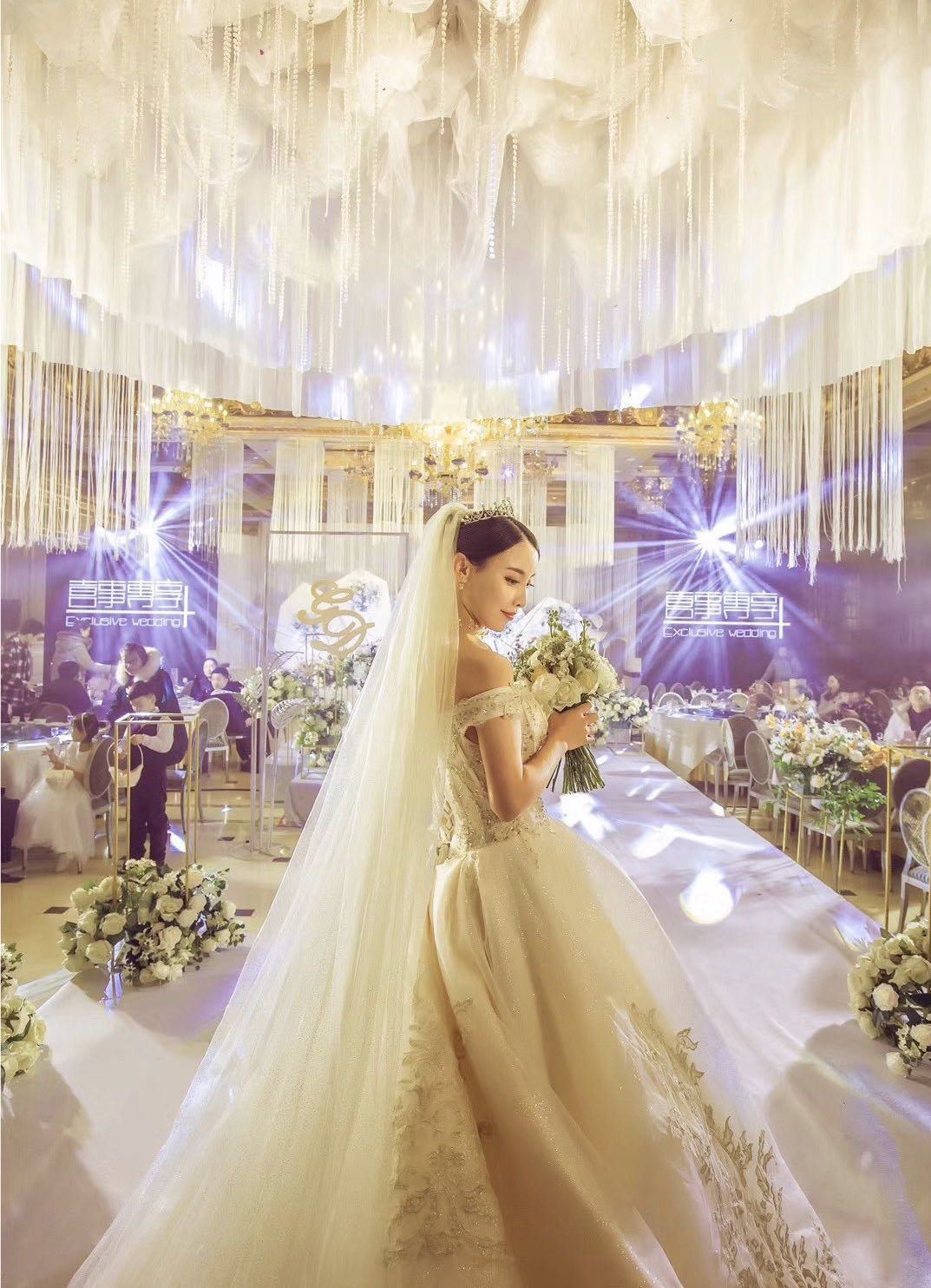 【特价】全天跟妆+高定拖尾主婚纱一件