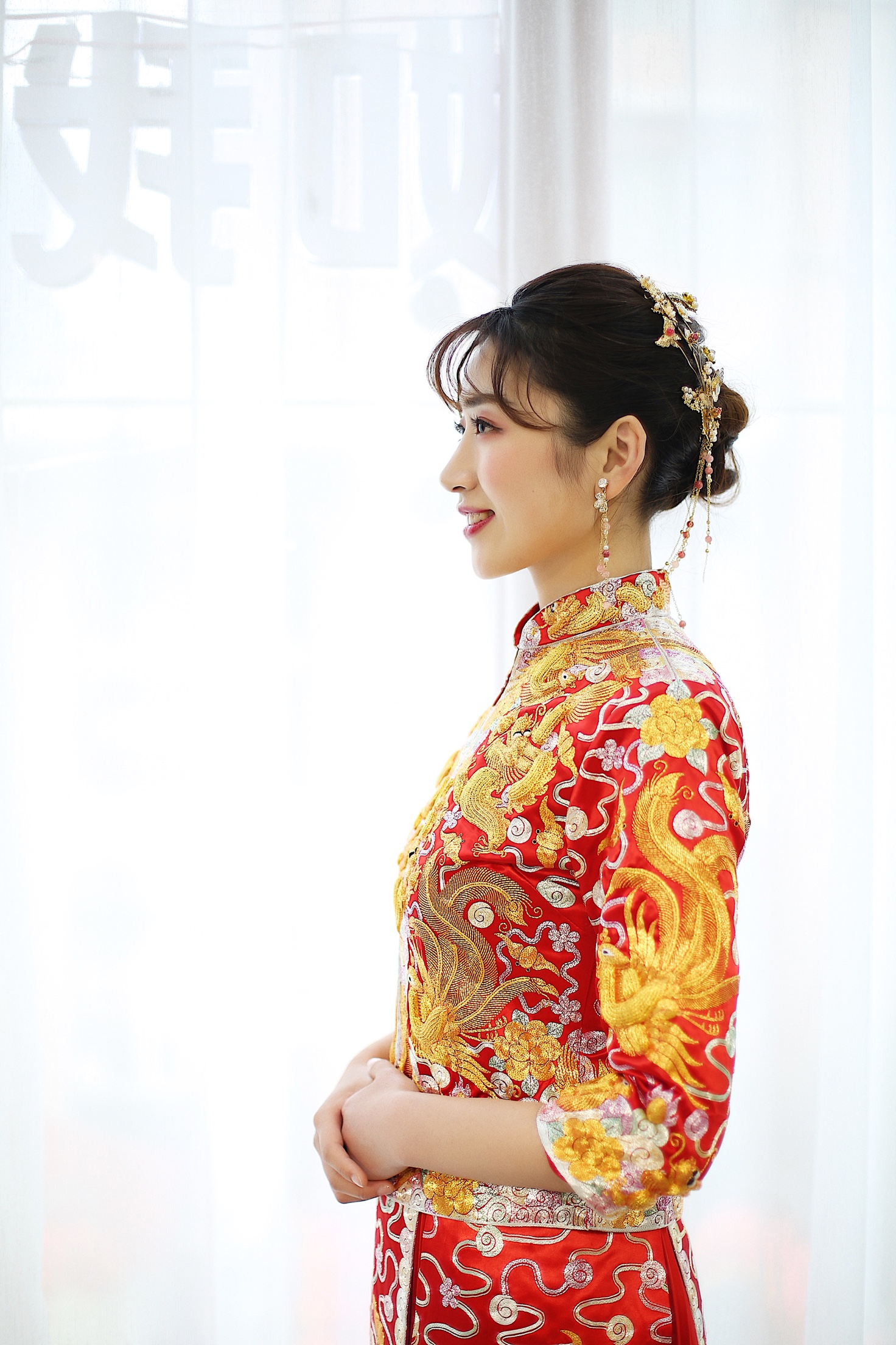 军恋8年修成正果！大婚当天红色秀禾+金色敬酒美开挂