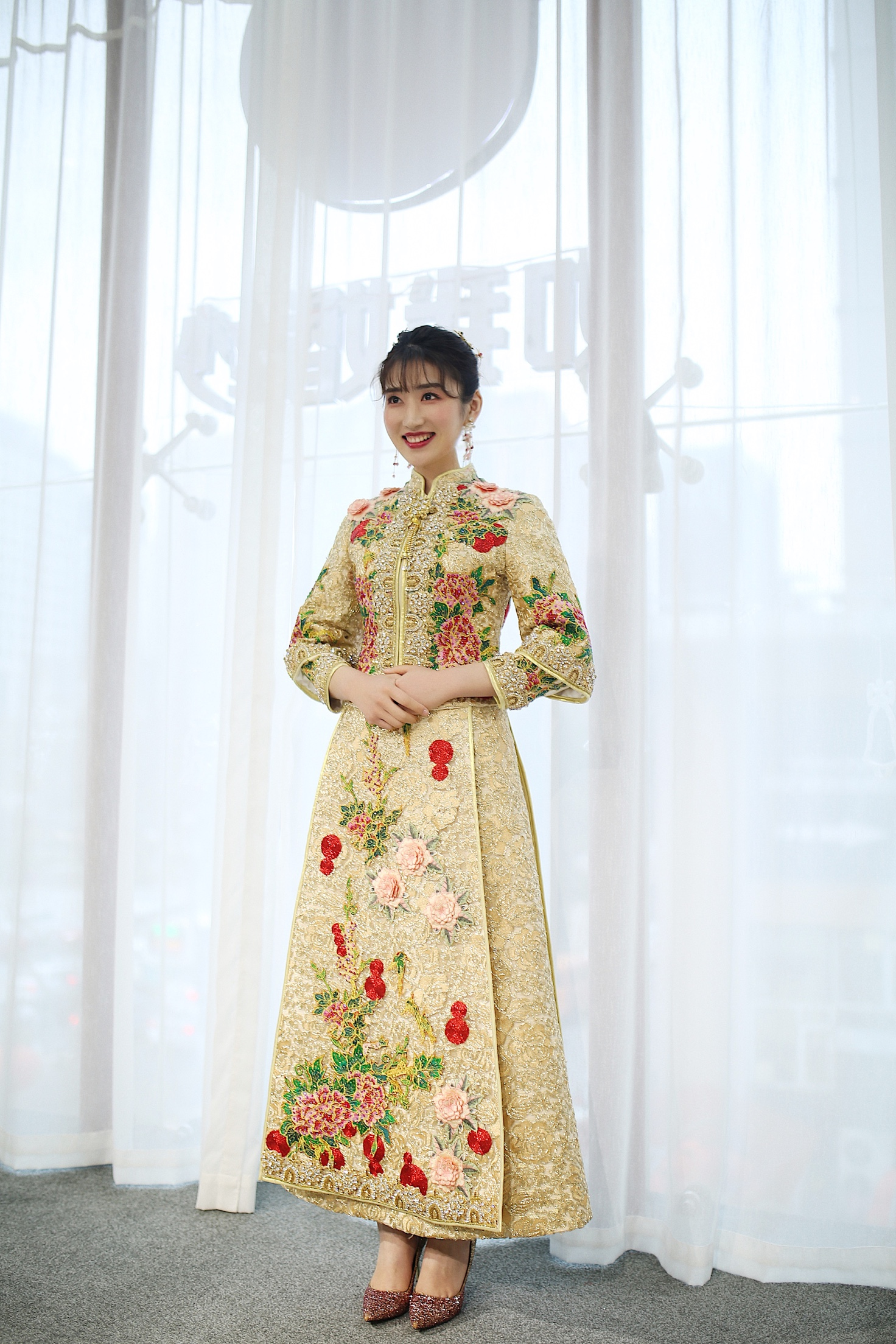 军恋8年修成正果！大婚当天红色秀禾+金色敬酒美开挂