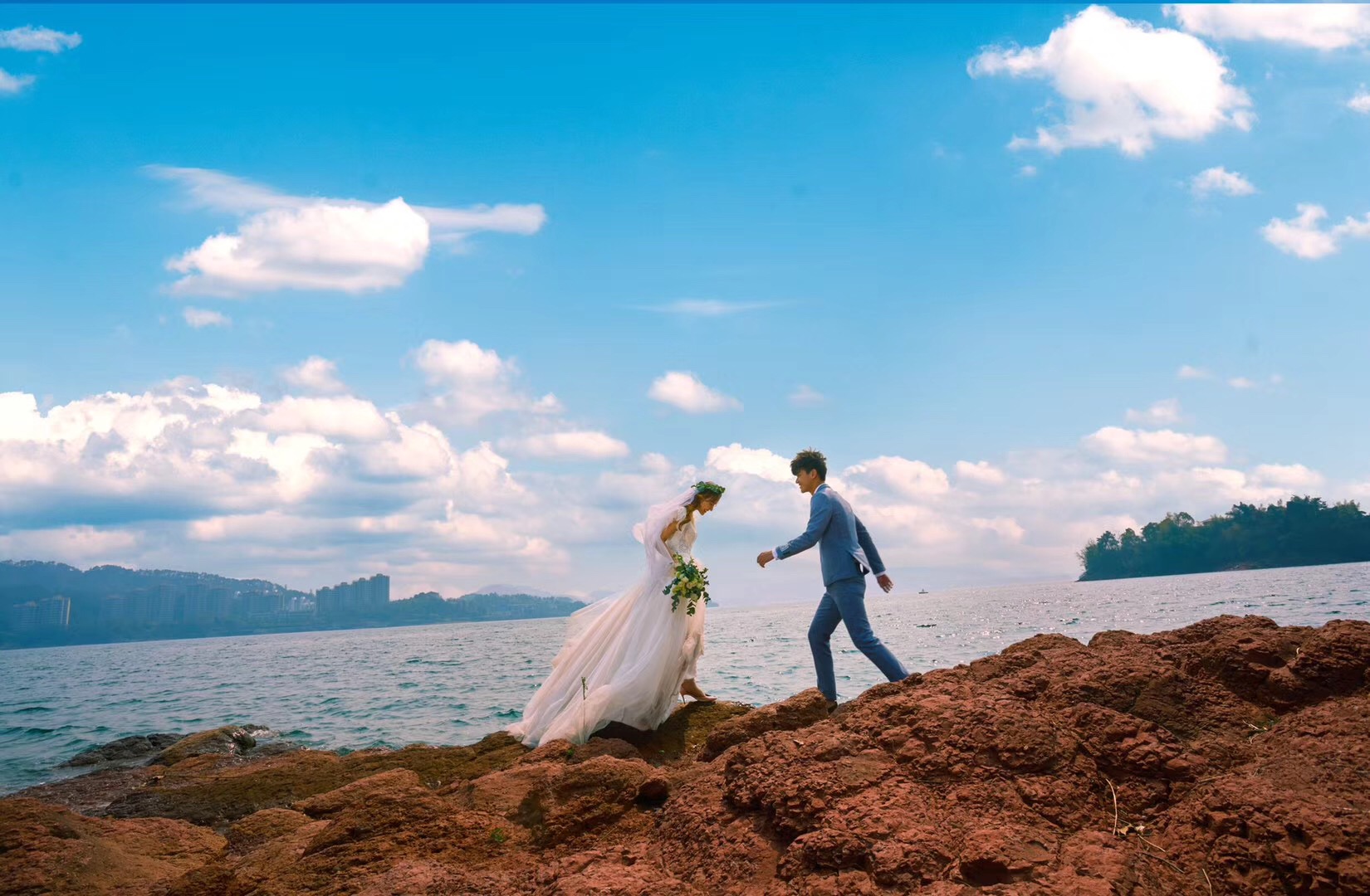 爆款定制婚纱+对戒+10服10造型